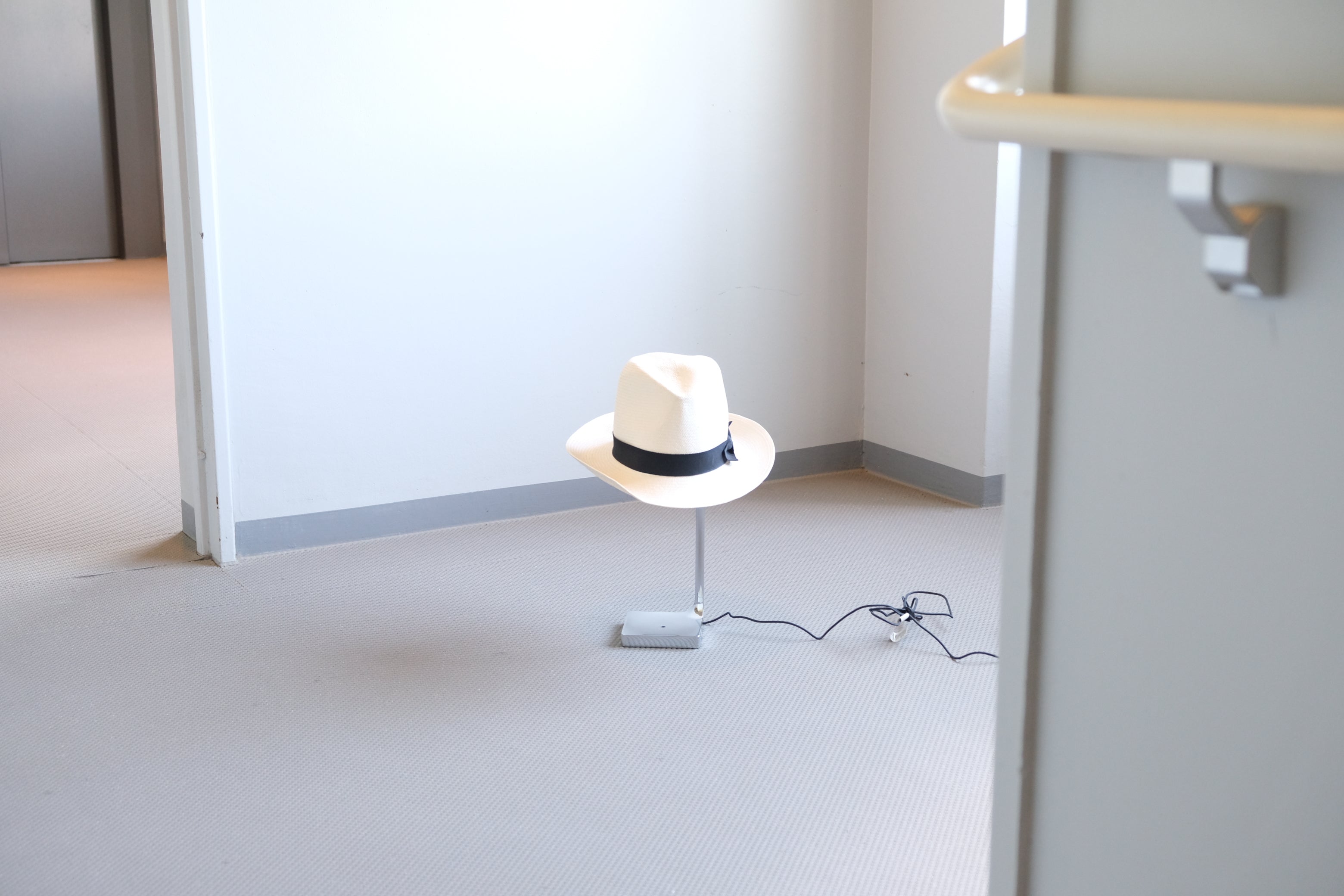 帽子に光を宿す。フィリップ・スタルク × FLOS “CHAPO” テーブルランプ