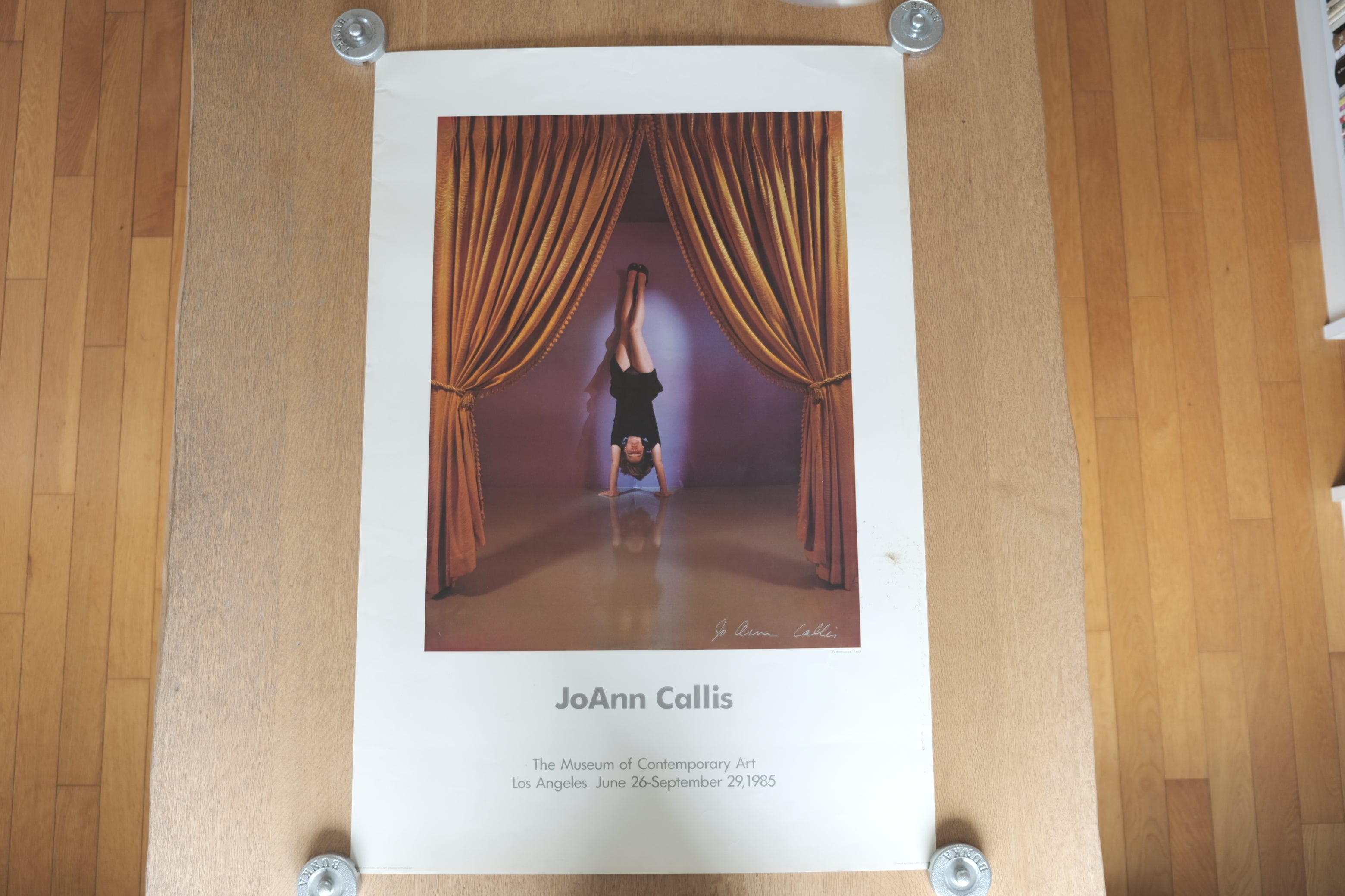 JoAnn Callis 写真展ポスター(1985 / MOCA ロサンゼルス)サイン入り 厚紙仕様