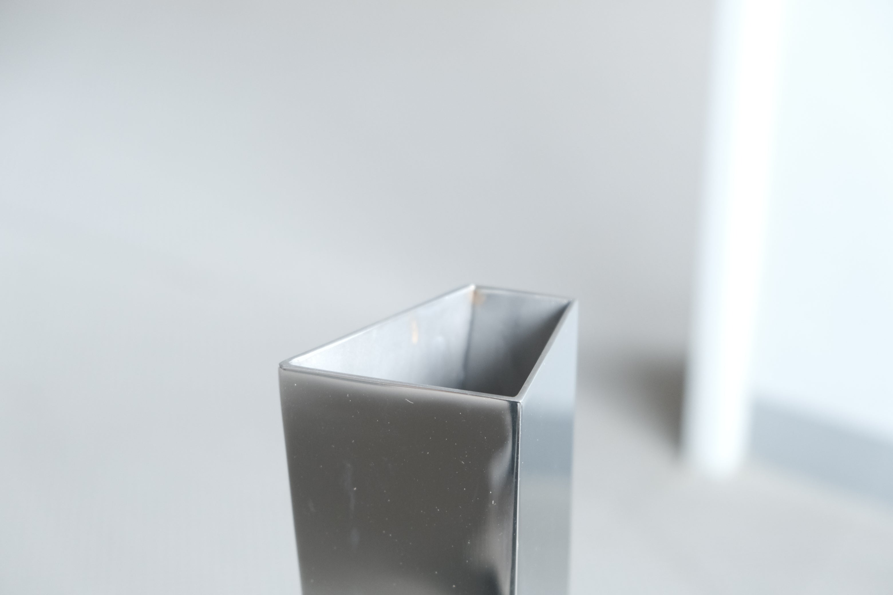 【未来を活けるアート】ザハ・ハディッド フラワーベース “CREVASSE”|ALESSI シルバー