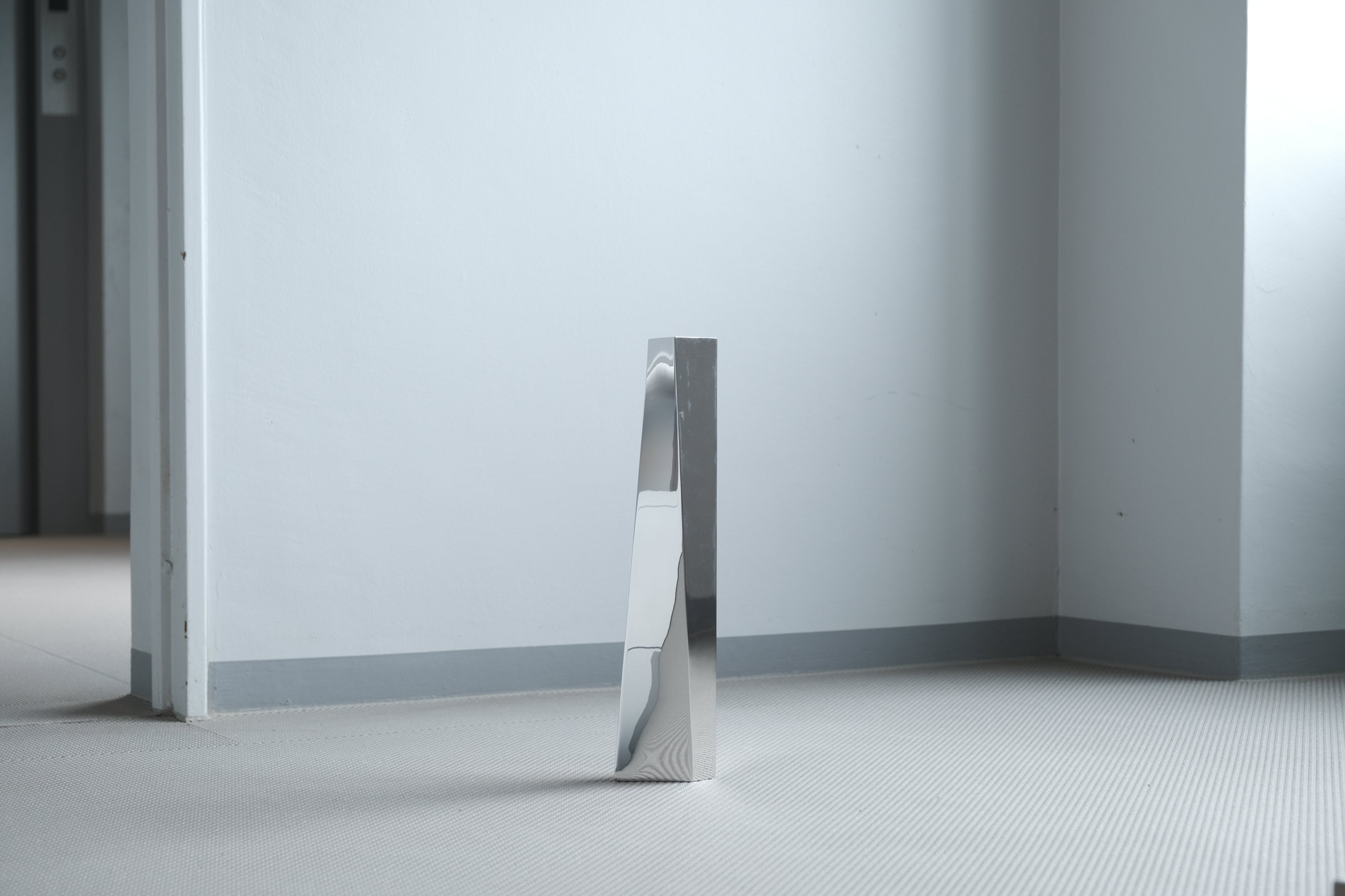 【未来を活けるアート】ザハ・ハディッド フラワーベース “CREVASSE”|ALESSI シルバー