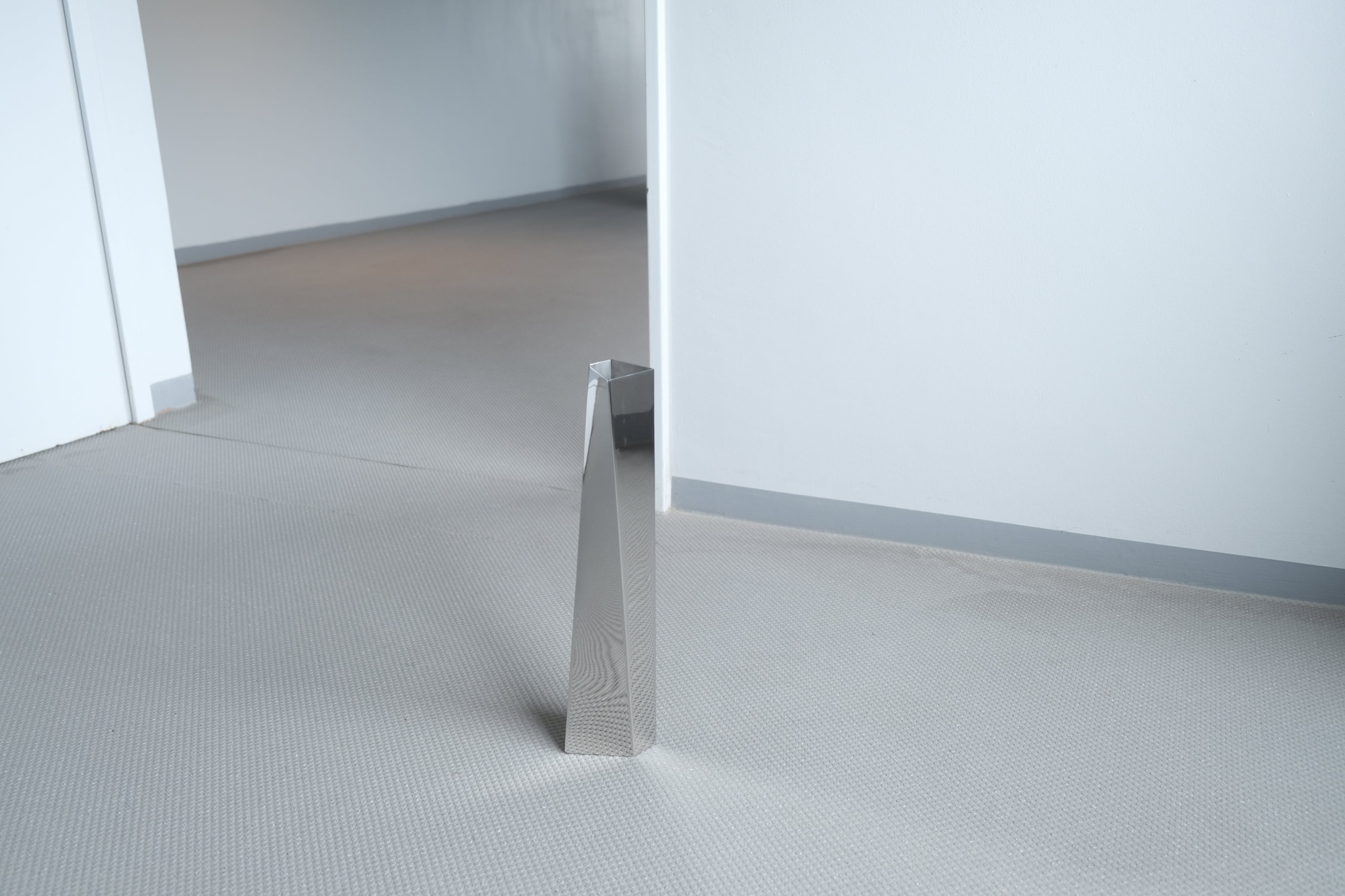 【未来を活けるアート】ザハ・ハディッド フラワーベース “CREVASSE”|ALESSI シルバー