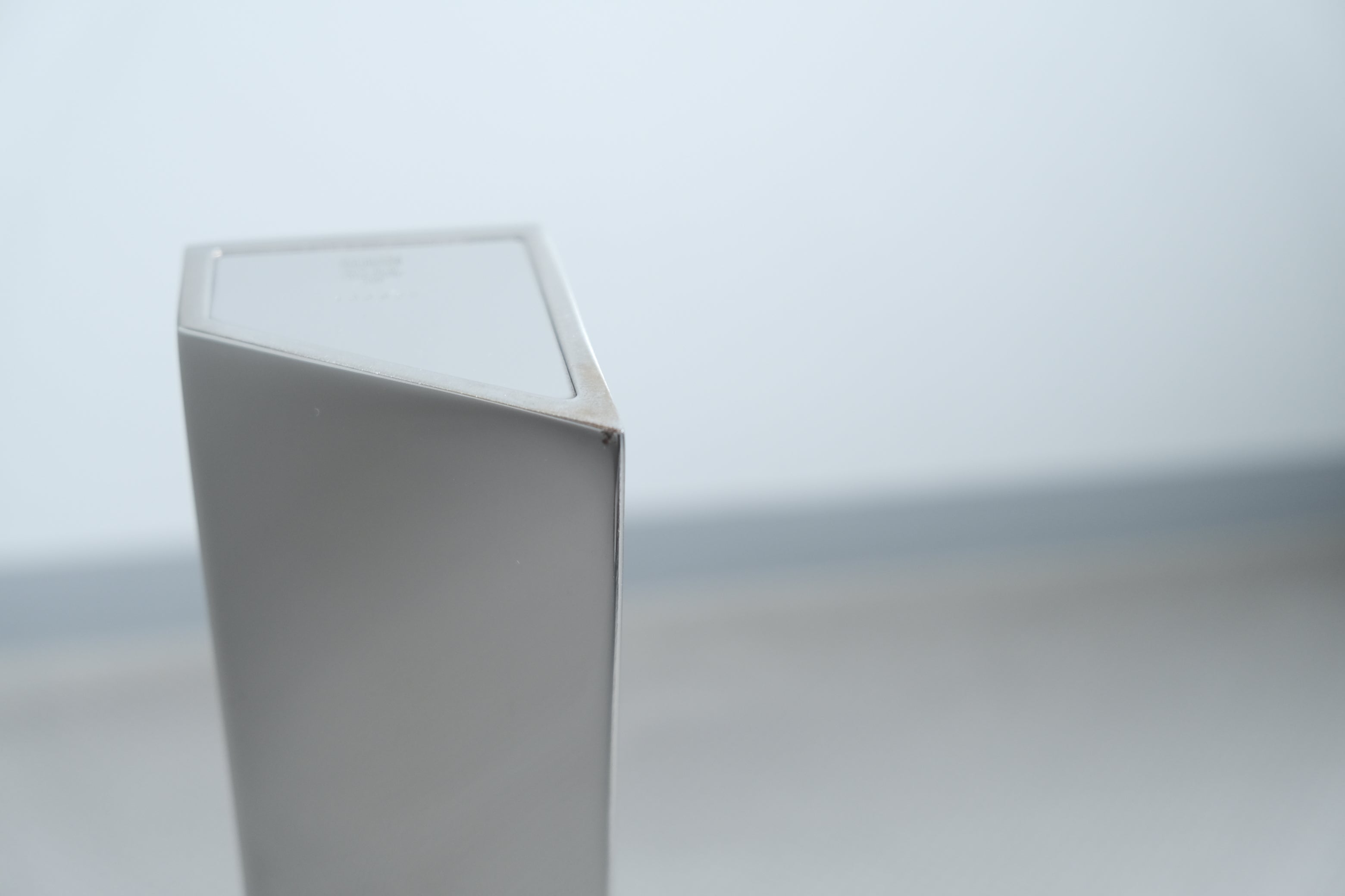 【未来を活けるアート】ザハ・ハディッド フラワーベース “CREVASSE”|ALESSI シルバー