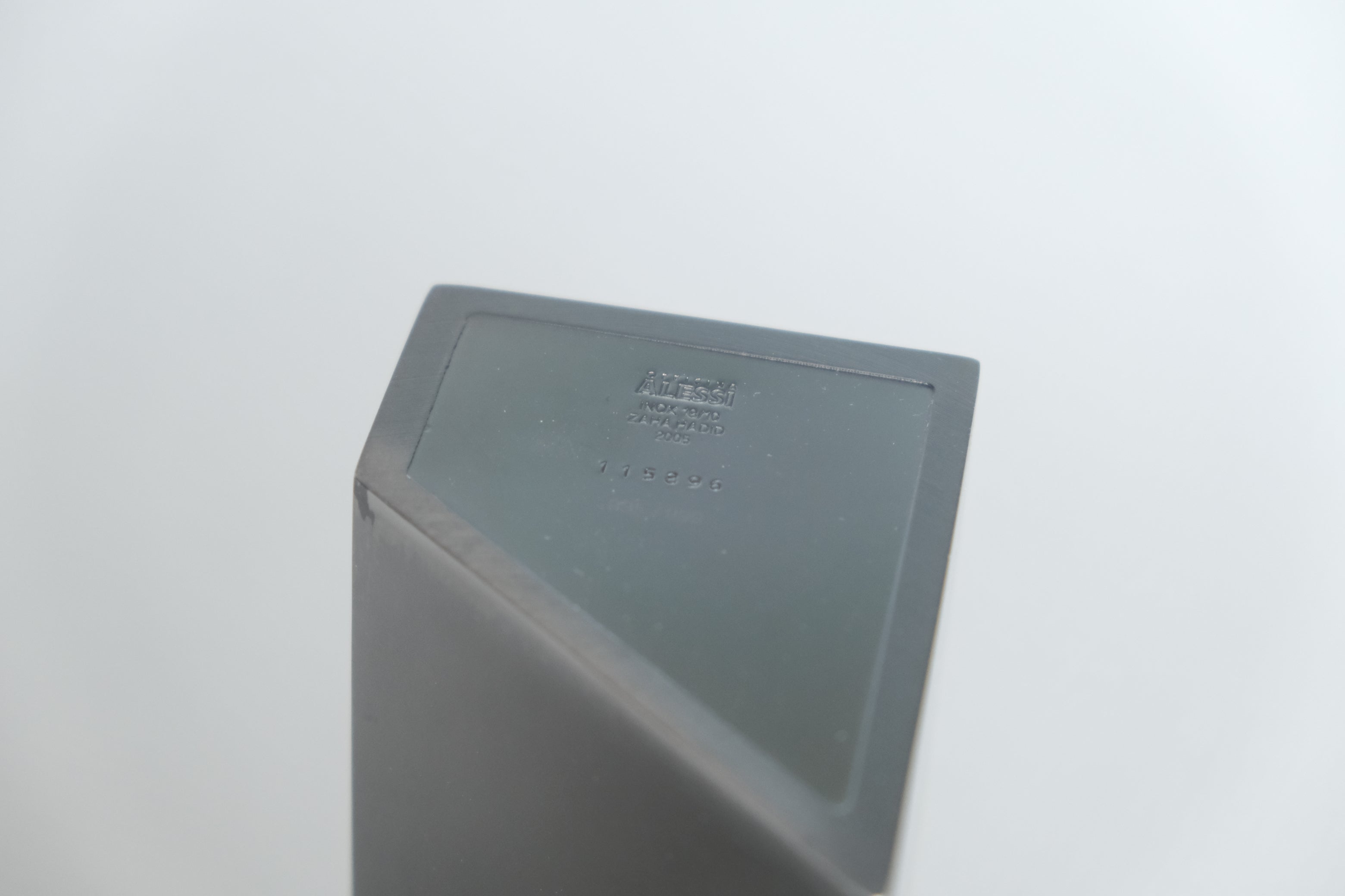 【限定品|ALESSI】ザハ・ハディッド フラワーベース “CREVASSE” ブラック エディション999