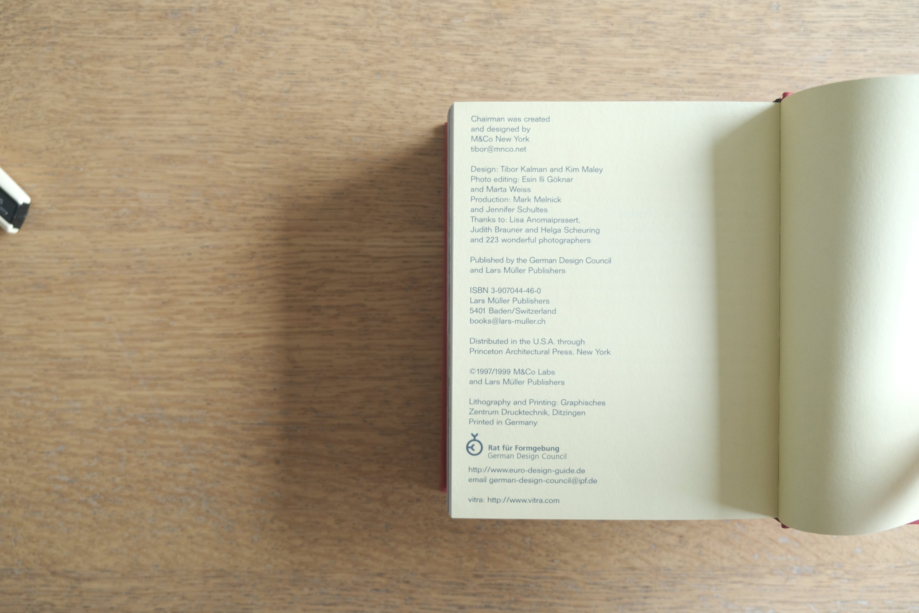 【洋書】CHAIRMAN|Rolf Fehlbaum × Tibor Kalman|ヴィトラの思想と椅子の物語
