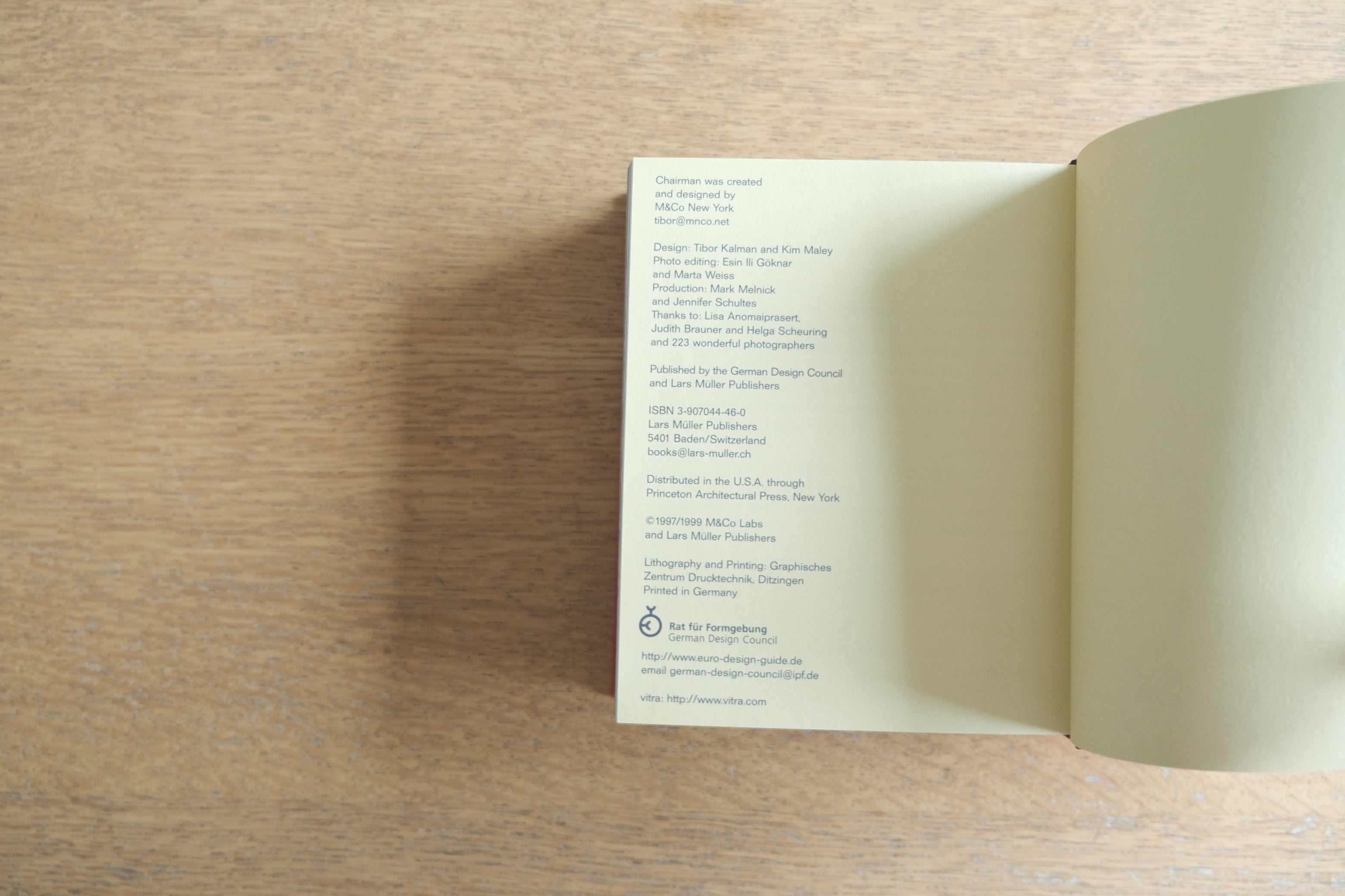 【洋書】CHAIRMAN|Rolf Fehlbaum × Tibor Kalman|ヴィトラの思想と椅子の物語