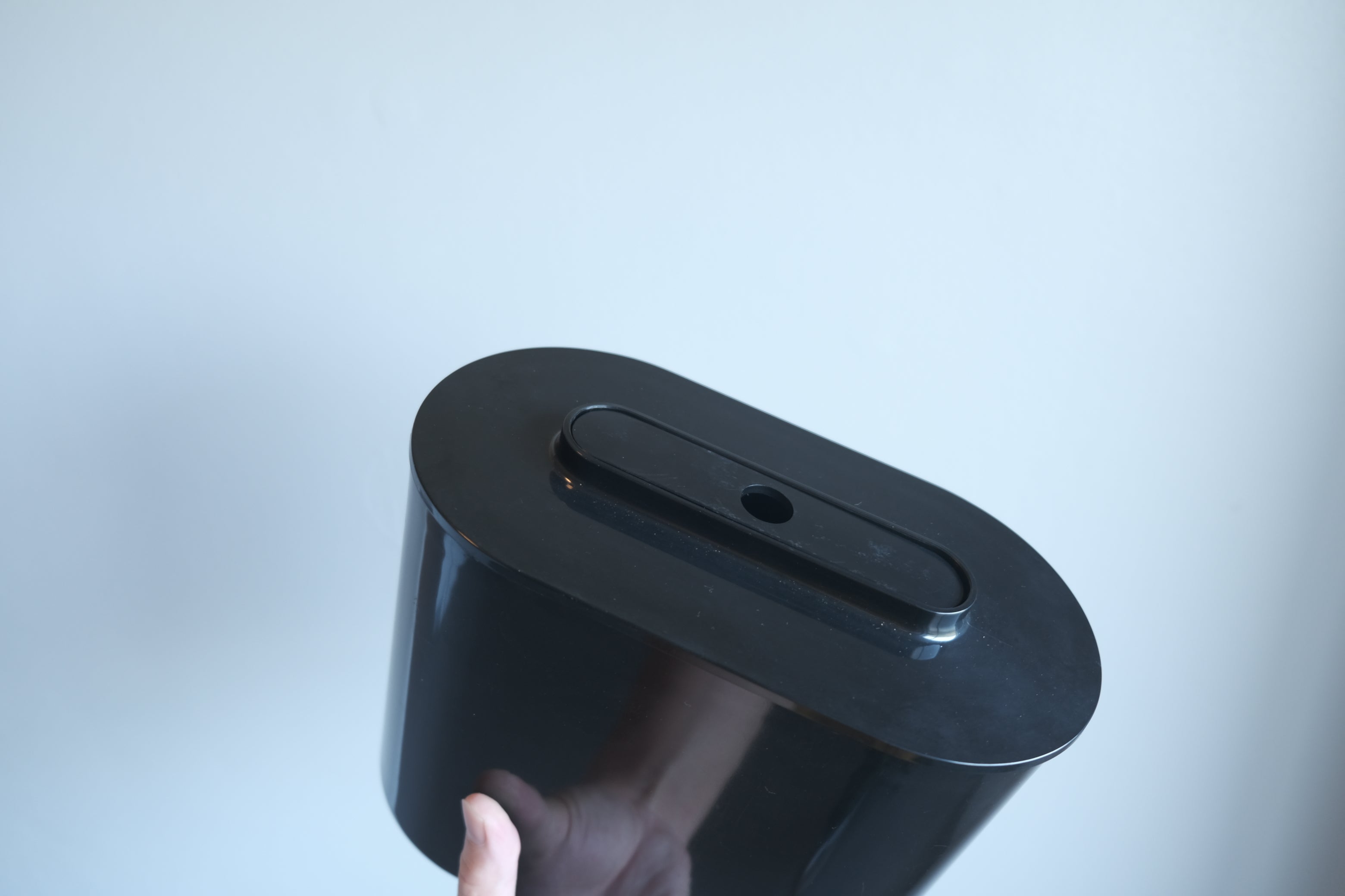 【未使用デッドストック】Kartell 4624 アイスバケット 黒|Giotto Stoppinoデザイン|イタリア製ヴィンテージジオット・ストッピーノによるKartellのアイスバケット。黒の緊張感と造形美が際立つ未使用ヴィンテージ。