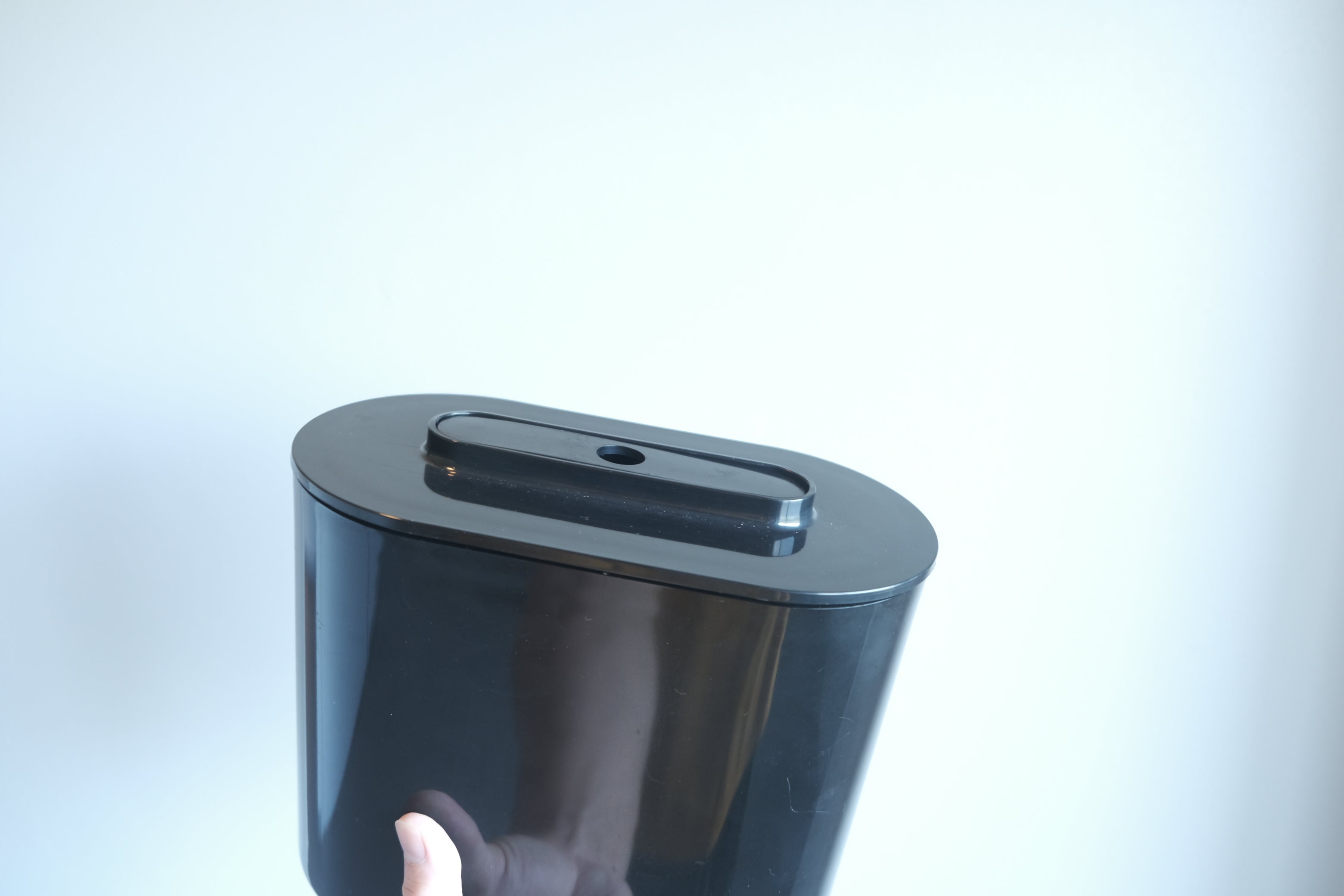 【未使用デッドストック】Kartell 4624 アイスバケット 黒|Giotto Stoppinoデザイン|イタリア製ヴィンテージジオット・ストッピーノによるKartellのアイスバケット。黒の緊張感と造形美が際立つ未使用ヴィンテージ。