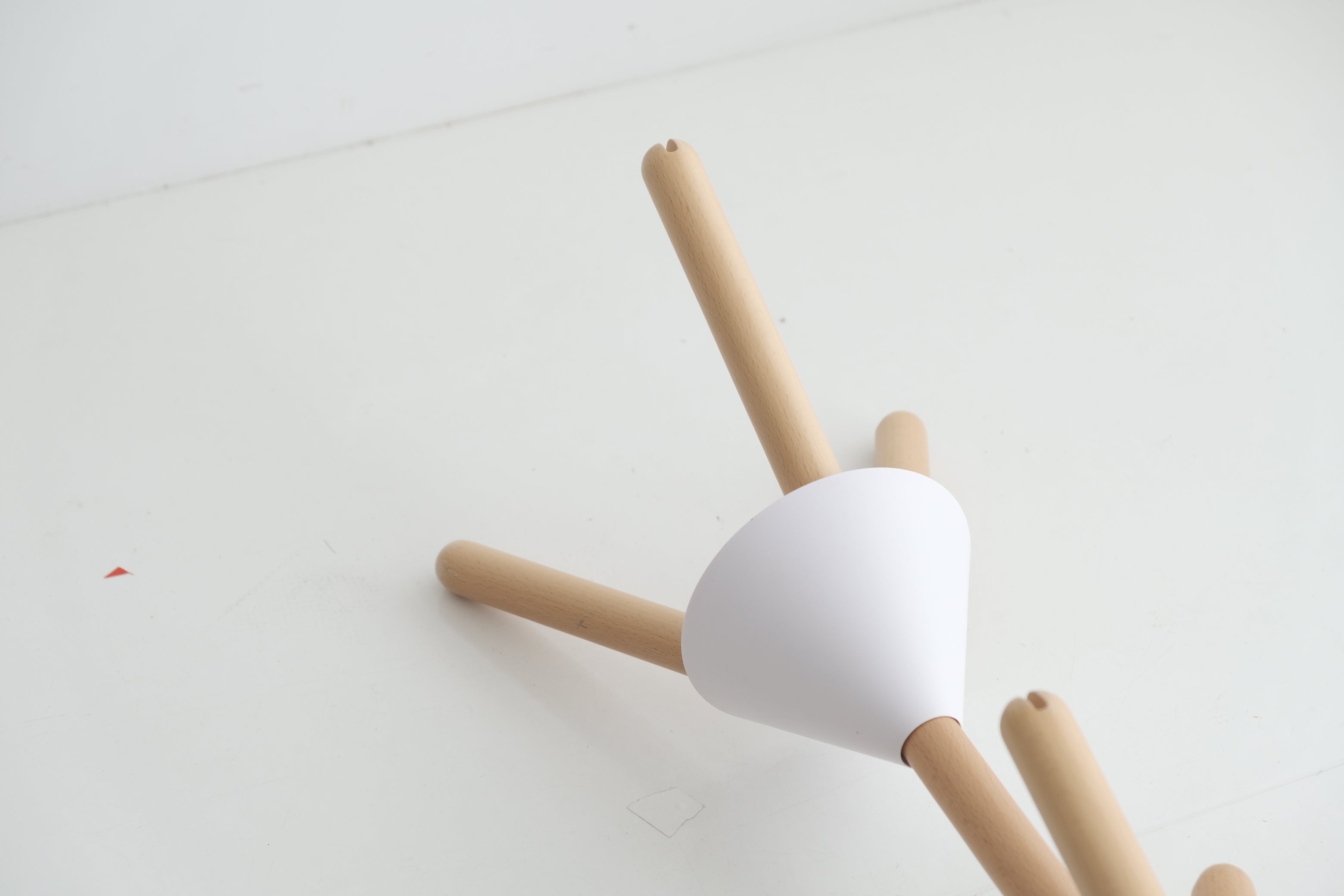 服を、宙に浮かせる。PIERROT コートスタンド|Alessi / Pauline Deltour