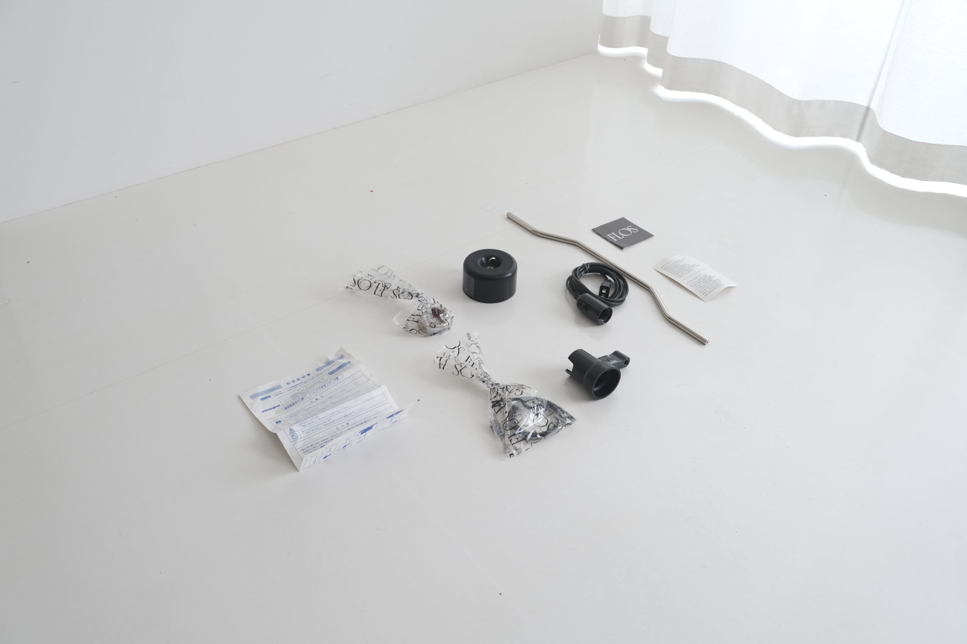 FLOS Parentesi|静止と緊張が交差する、建築的照明の名作【未使用・箱あり】