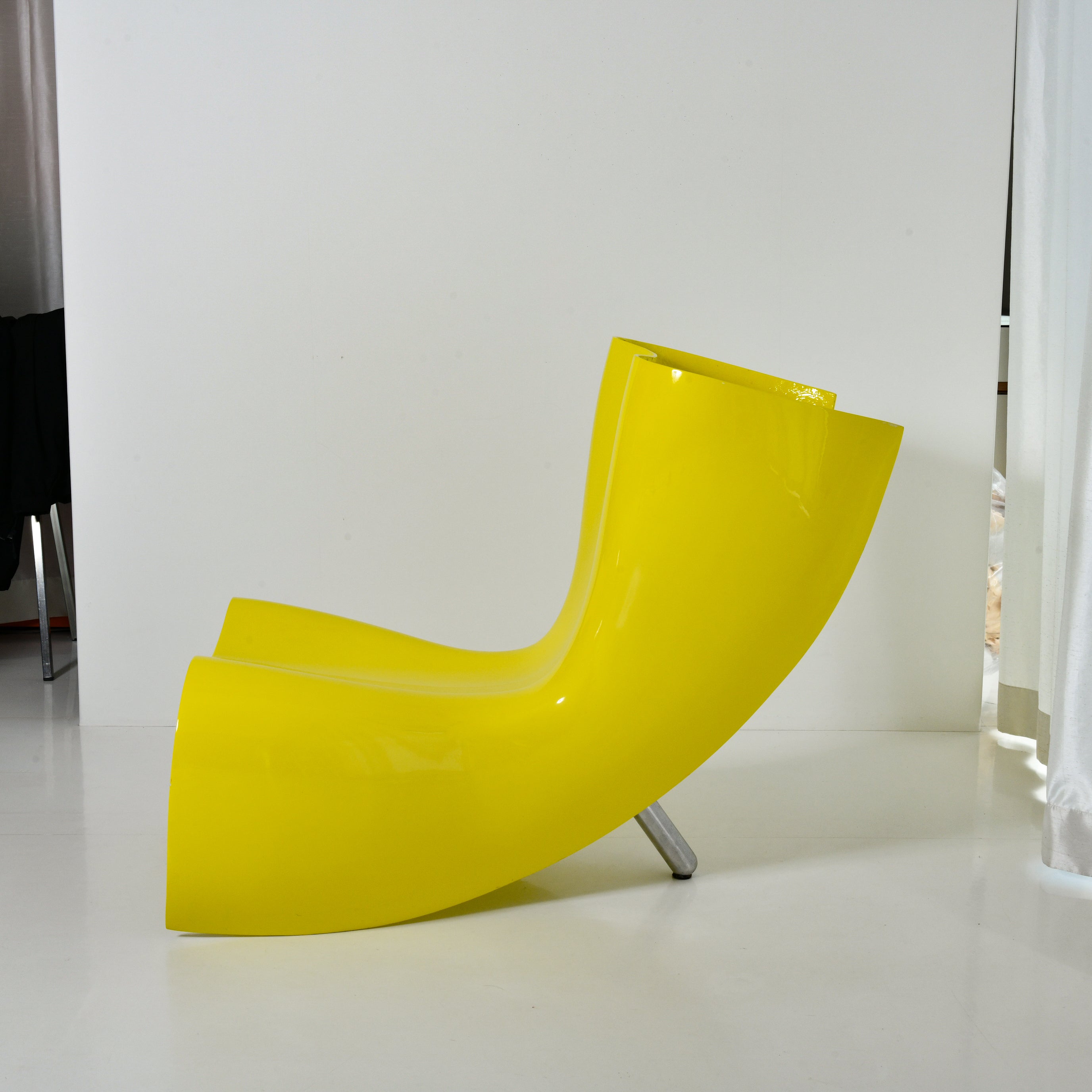 静けさを宿す一脚|マーク・ニューソン《Felt Chair》Cappellini