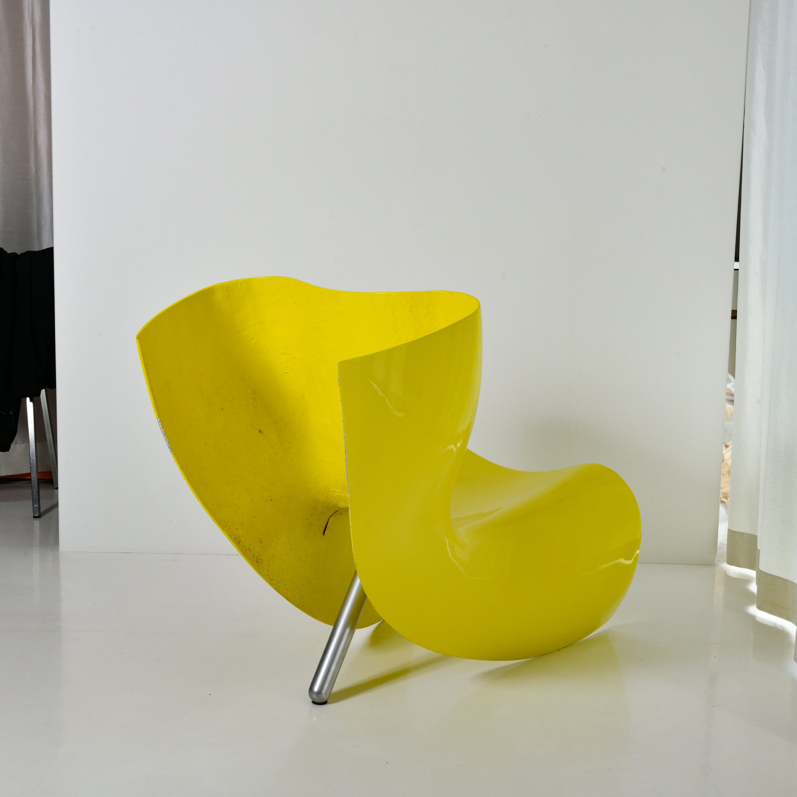 静けさを宿す一脚|マーク・ニューソン《Felt Chair》Cappellini