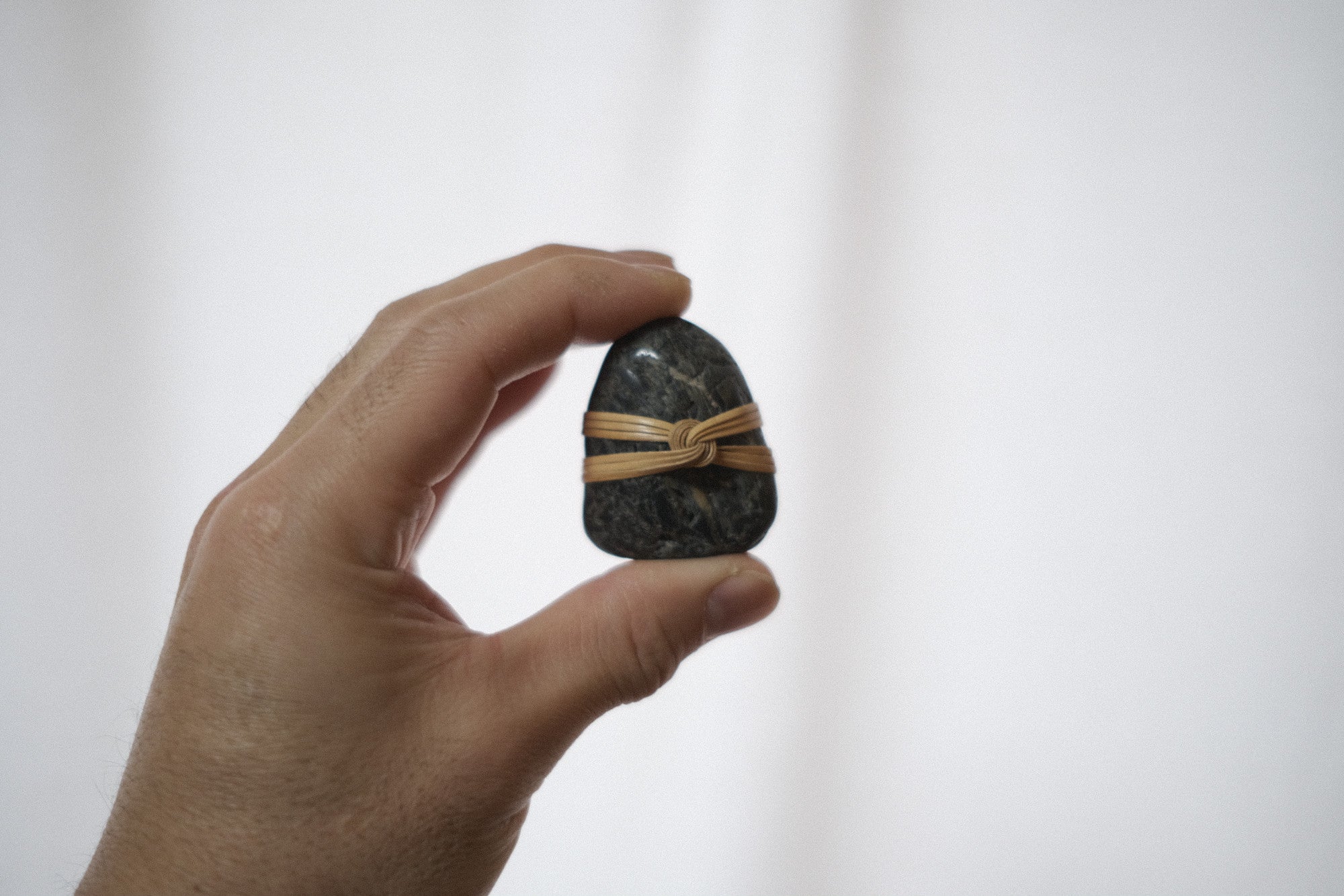 Shizu Designs 石のオブジェ 2(S)|籐の結び装飾|バークレー発・日本の古典美