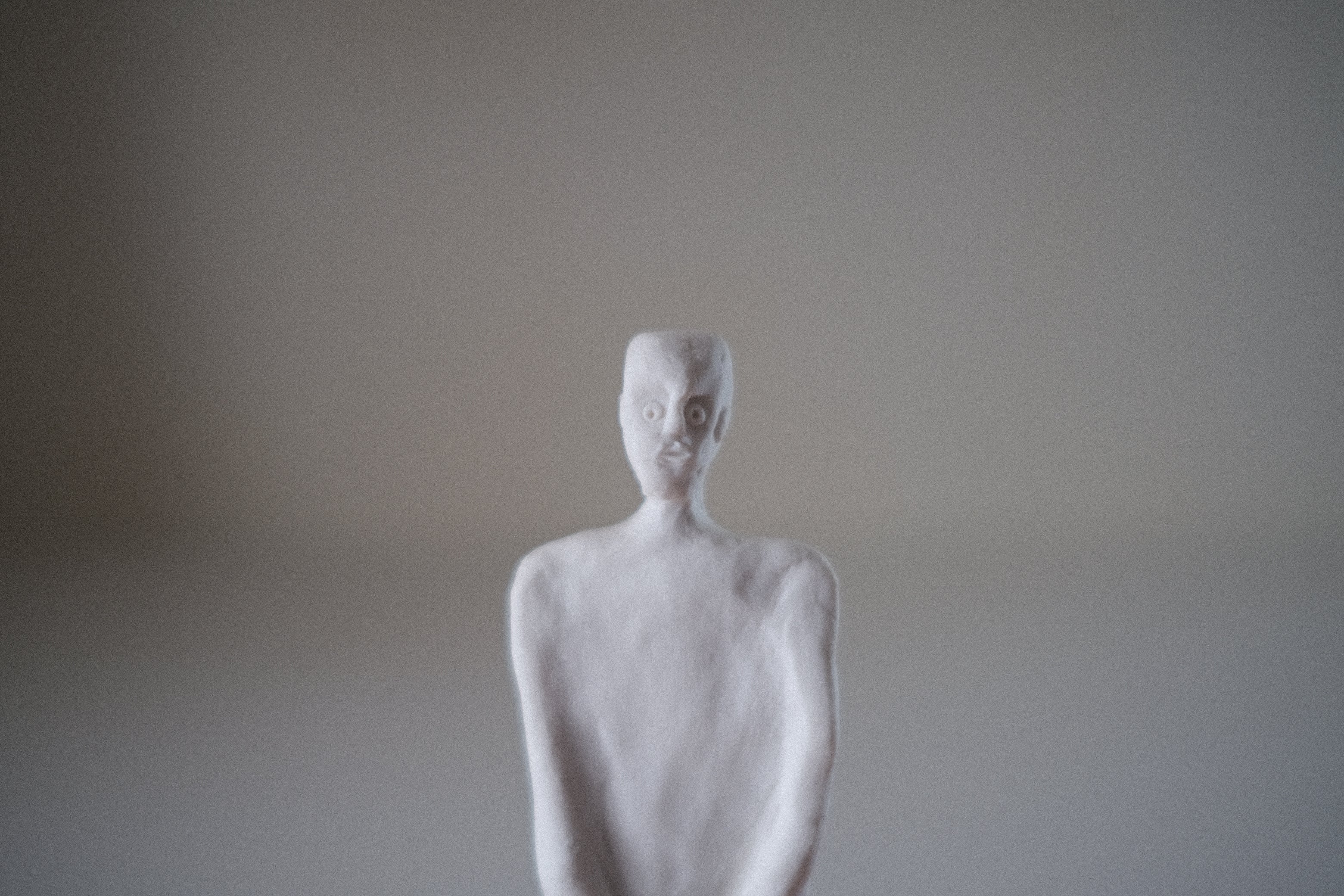 グイド・デ・ザン|人物像シリーズ おどけた表情の小さな彫刻/ミラノ生まれの静謐な存在感