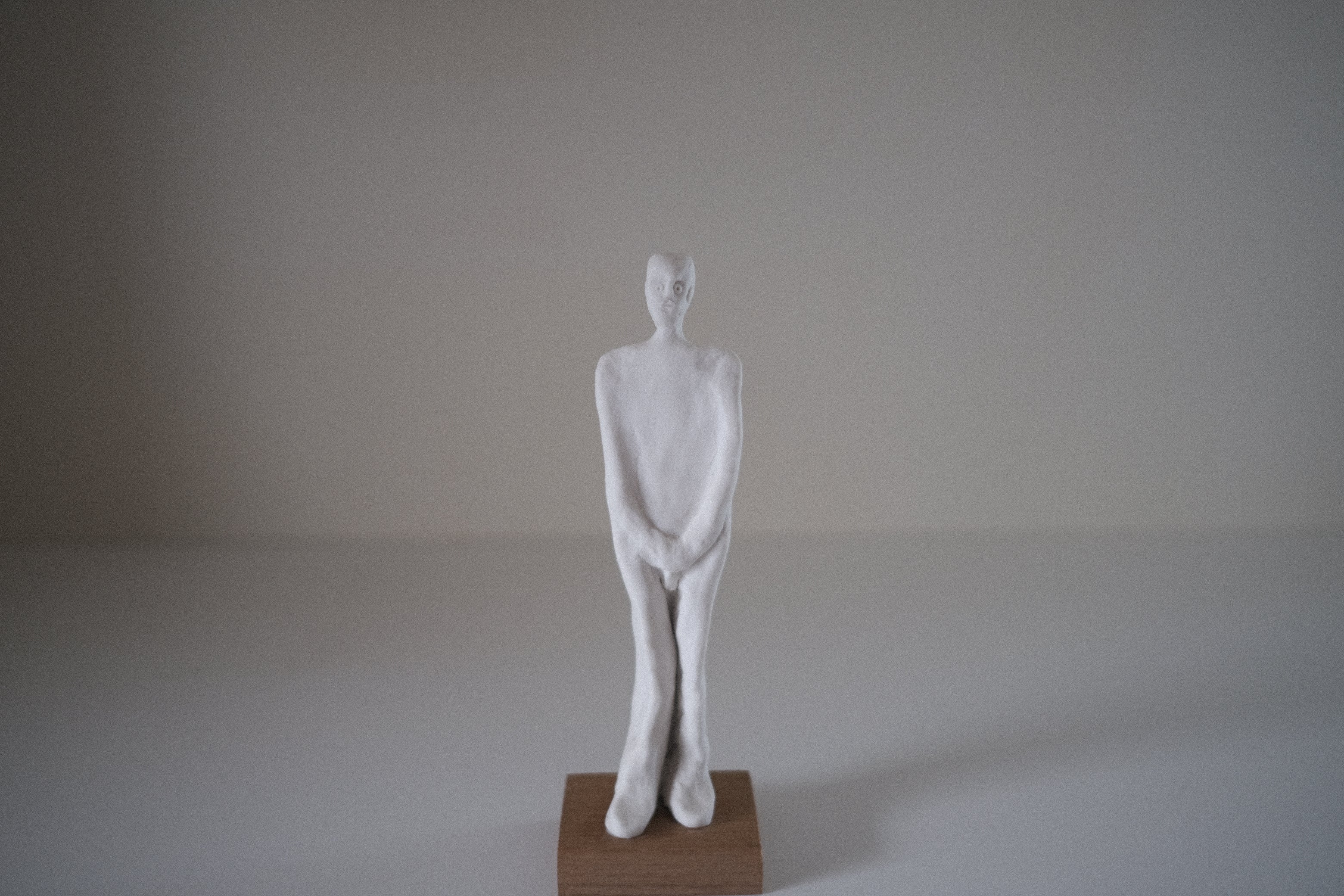 グイド・デ・ザン|人物像シリーズ おどけた表情の小さな彫刻/ミラノ生まれの静謐な存在感