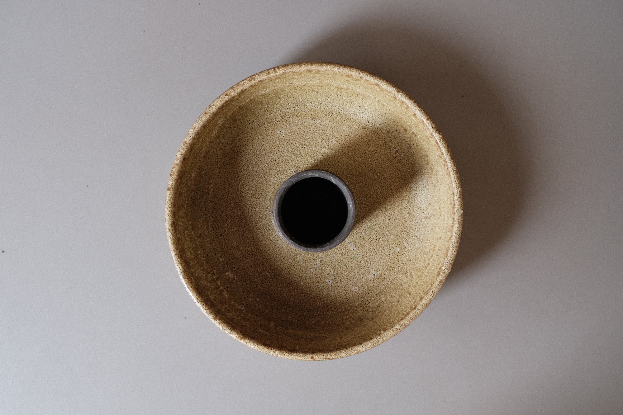 Adam Silverman 陶芸作品《untitled》|直径22cm・月面のような釉薬表情