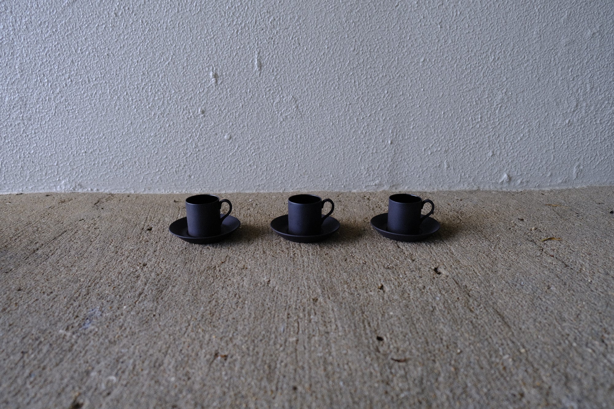 【3客セット】WEDGWOOD ブラックバサルト デミタスカップ&ソーサー|永遠の黒が描く静寂の美
