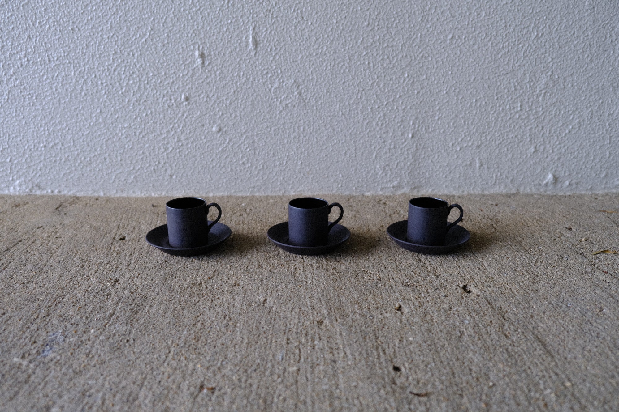 【3客セット】WEDGWOOD ブラックバサルト デミタスカップ&ソーサー|永遠の黒が描く静寂の美