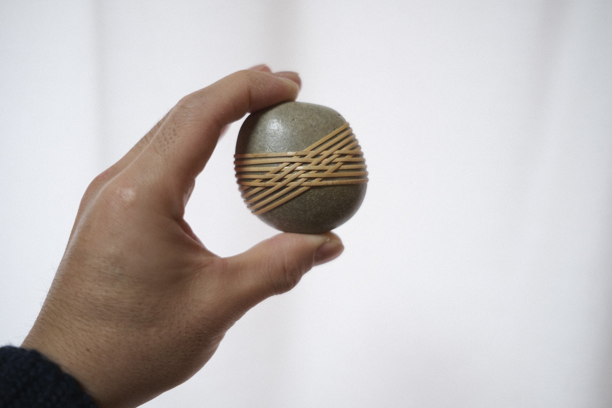 Shizu Designs 石のオブジェ 2(M)|日本の結び × 自然石|バークレー発の静謐な造形