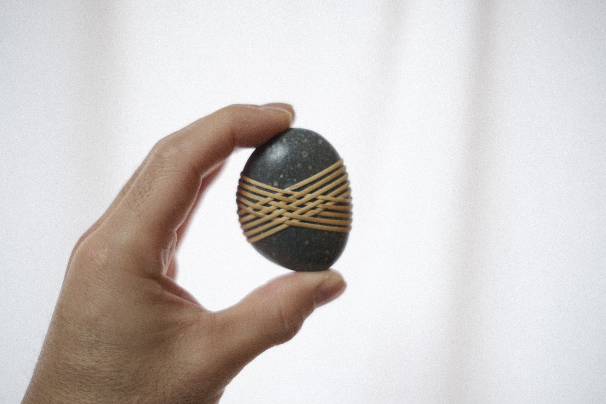 Shizu Designs 石のオブジェ(S)|籐の結び・日本の手仕事|バークレー発の静かな造形