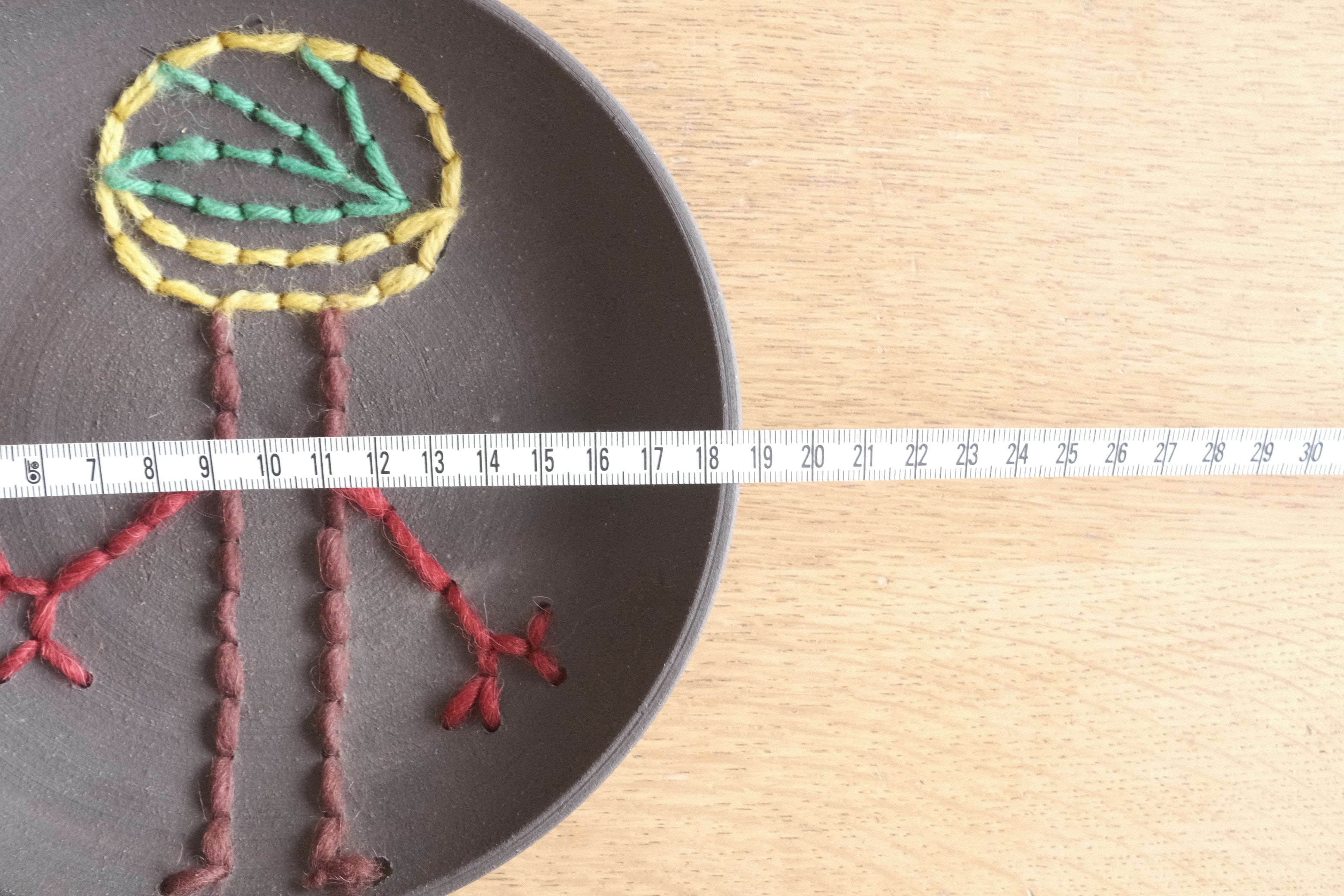 アダム・シルヴァーマン × ルイーズ・ボネット|刺繍が施された陶芸アートピース「untitled」2006年制作