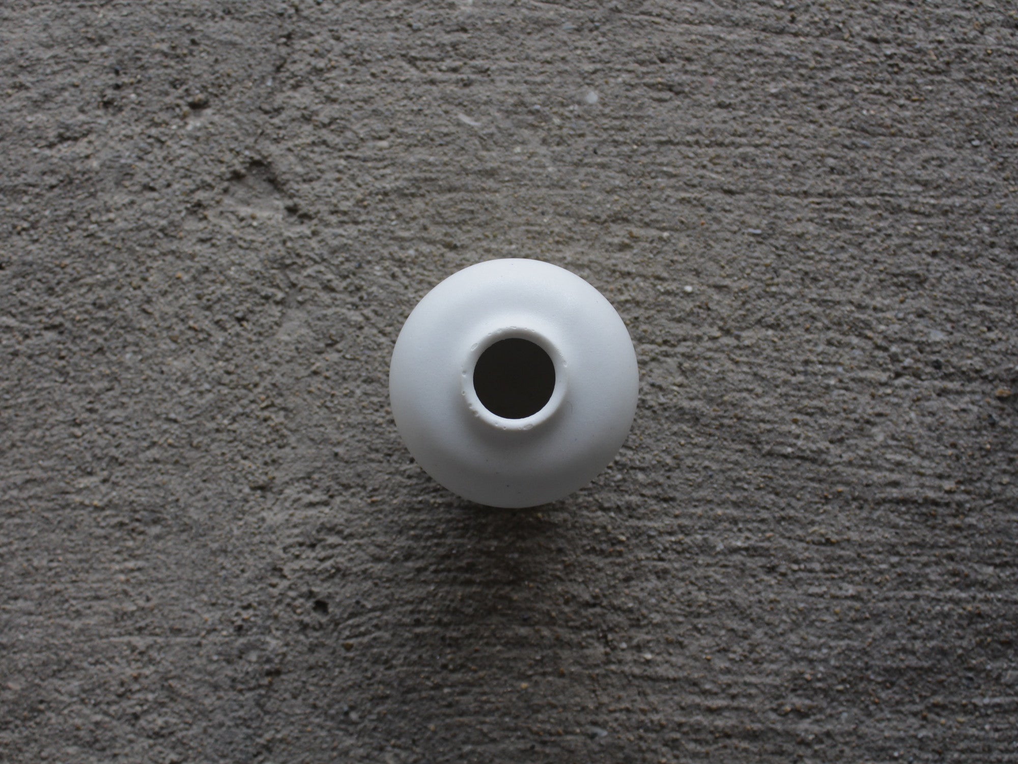 グイド・デ・ザン 花器 白磁アート作品|静謐なる佇まいに触れる