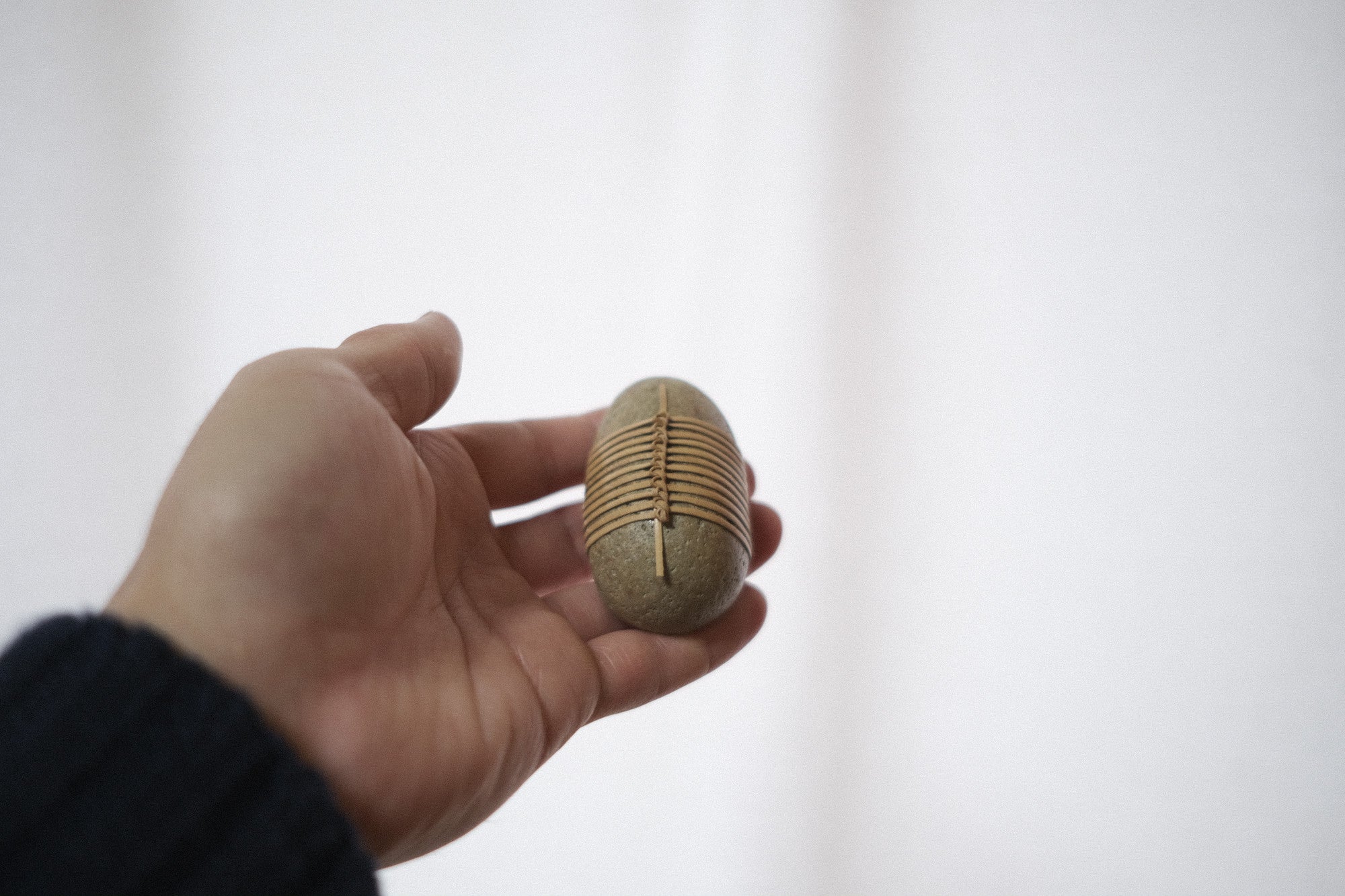 Shizu Designs 石のオブジェ(M)|籐の結び装飾|バークレー発・自然と手の対話