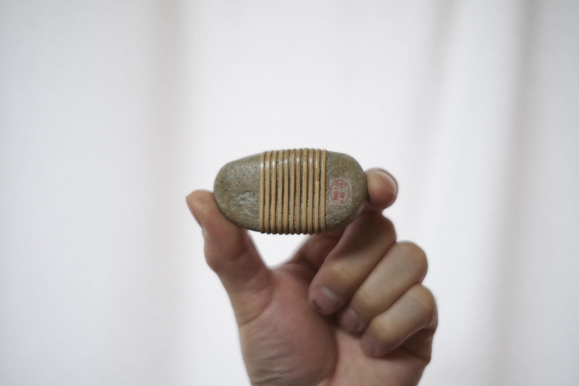 Shizu Designs 石のオブジェ(M)|籐の結び装飾|バークレー発・自然と手の対話