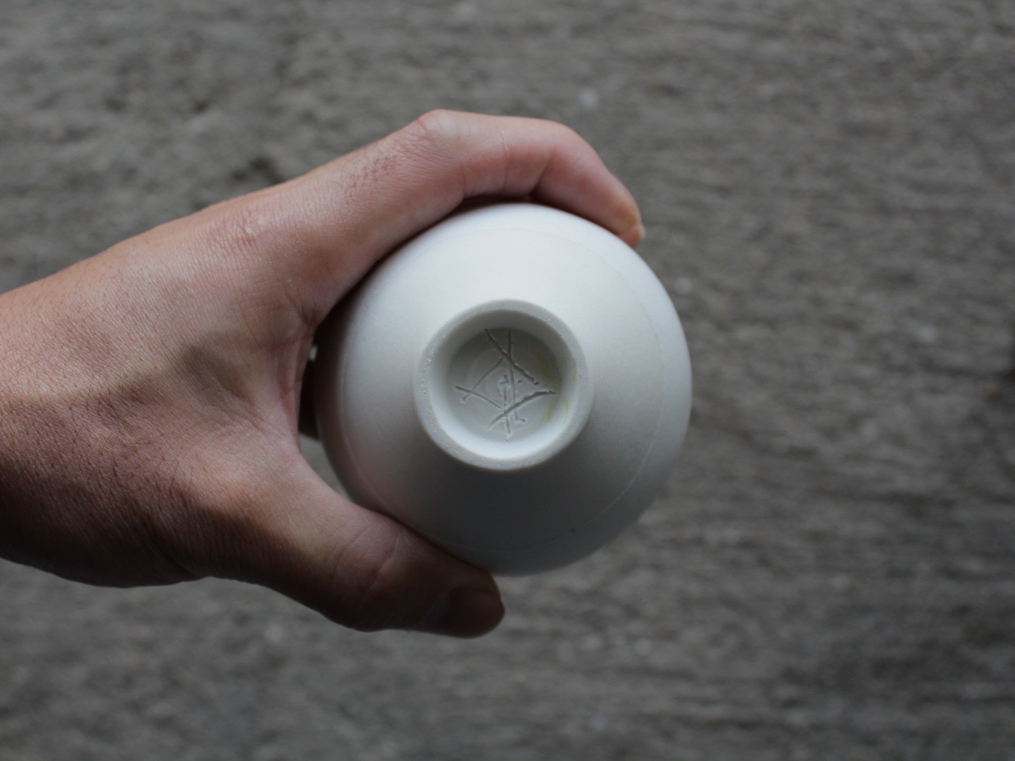 グイド・デ・ザン 花器 白磁アート作品|静謐なる佇まいに触れる