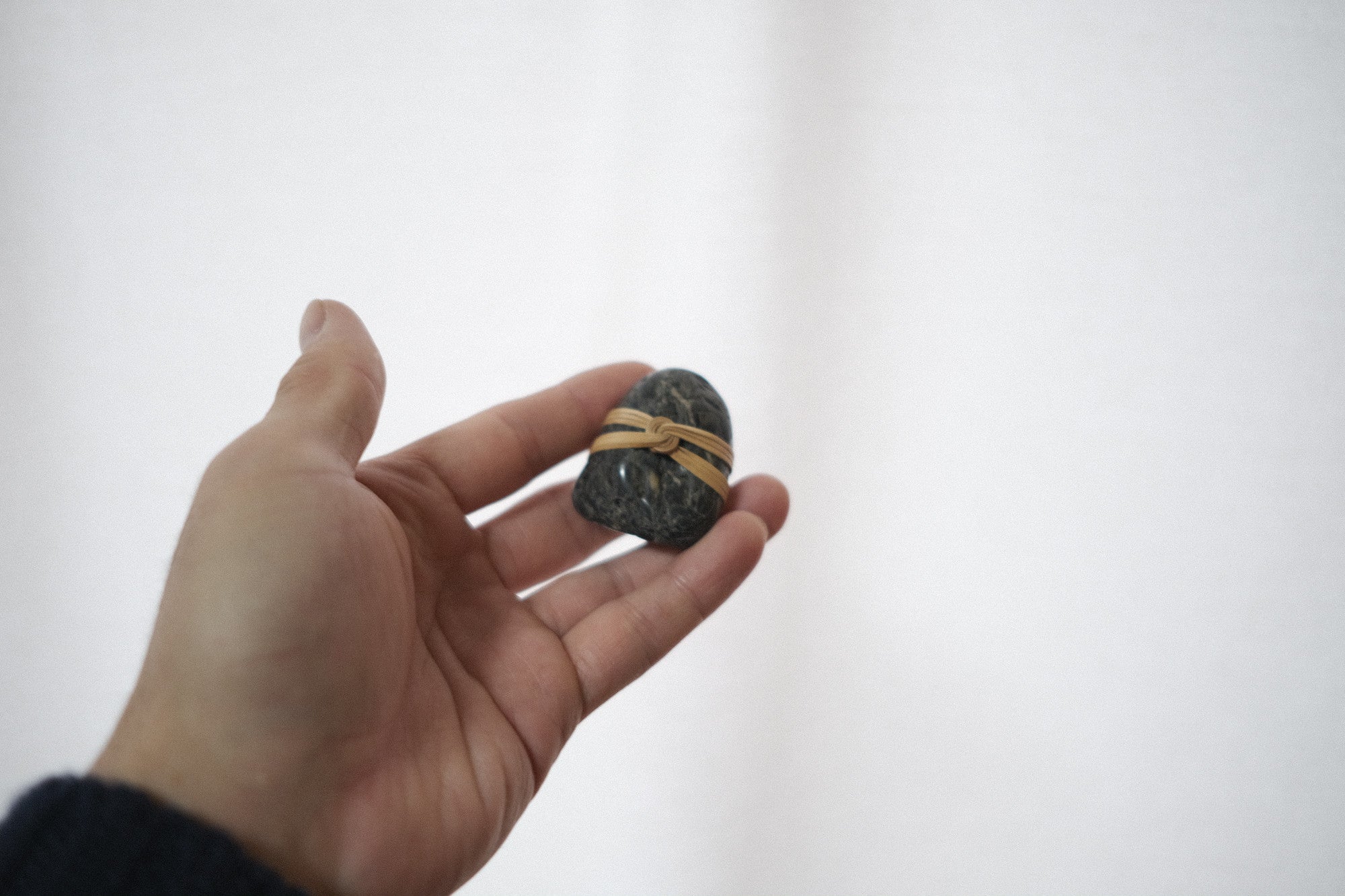 Shizu Designs 石のオブジェ 2(S)|籐の結び装飾|バークレー発・日本の古典美