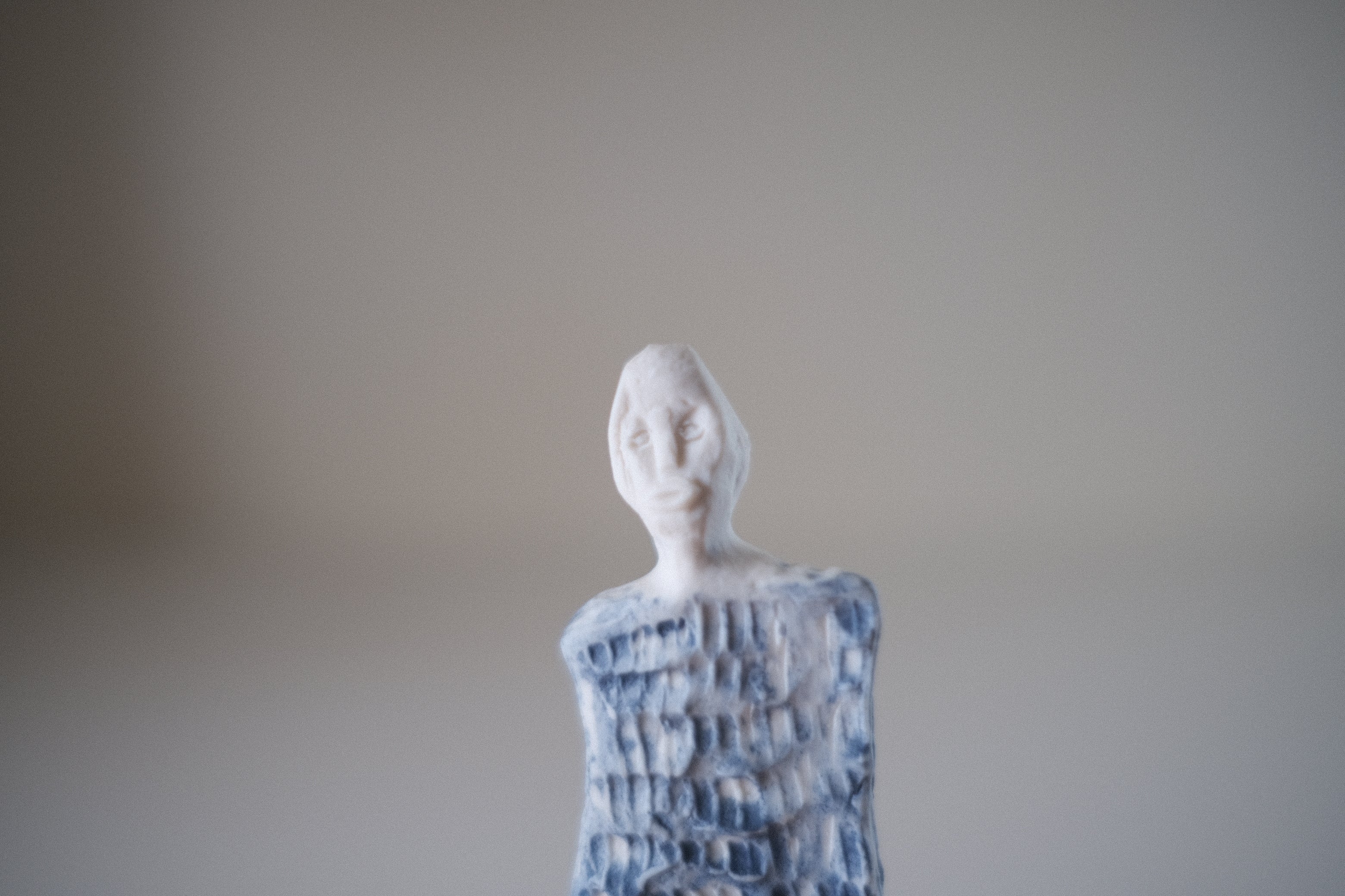 グイド・デ・ザン|青い記憶の人影 ― 静寂のなかに響く、遠い日の旋律