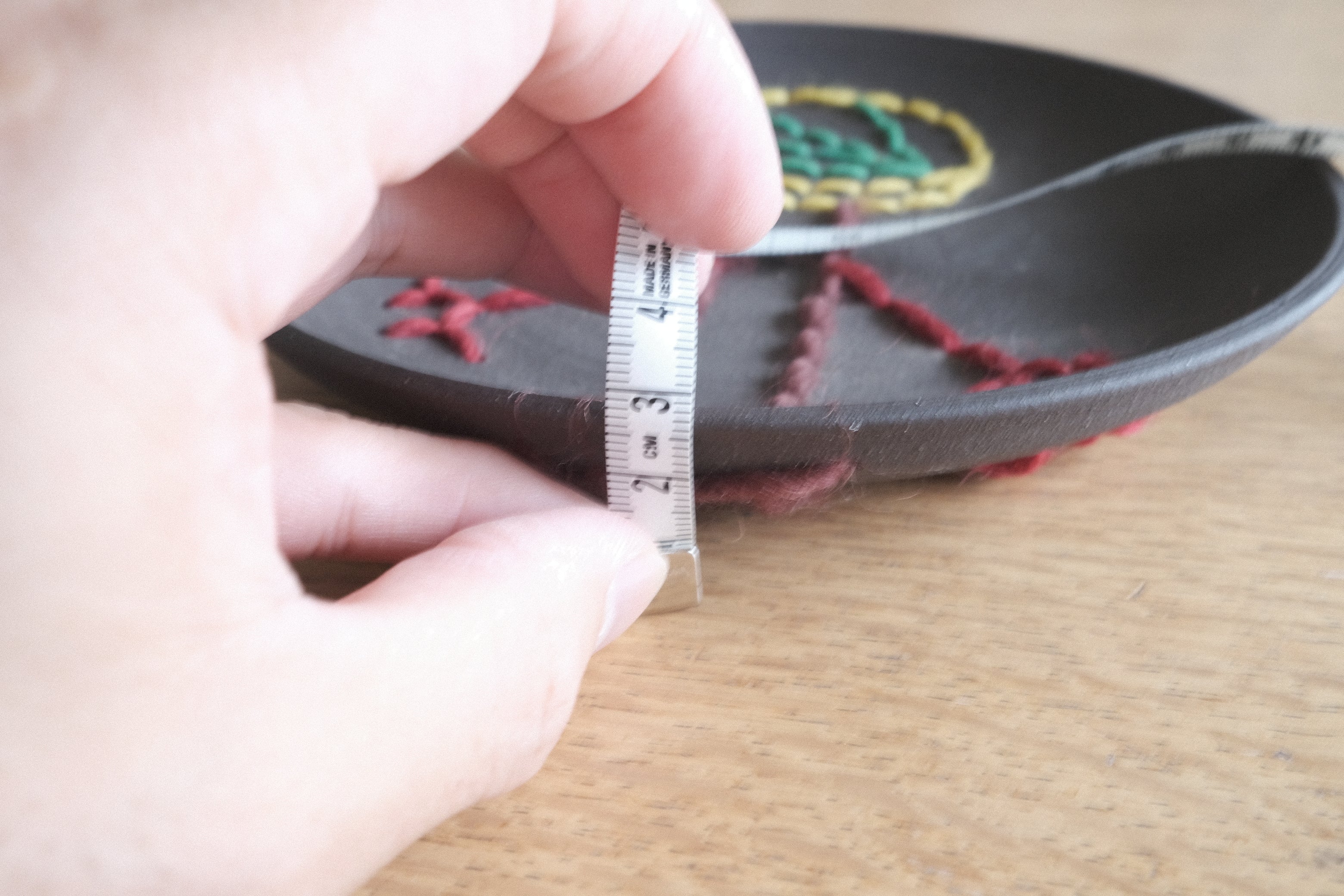 アダム・シルヴァーマン × ルイーズ・ボネット|刺繍が施された陶芸アートピース「untitled」2006年制作