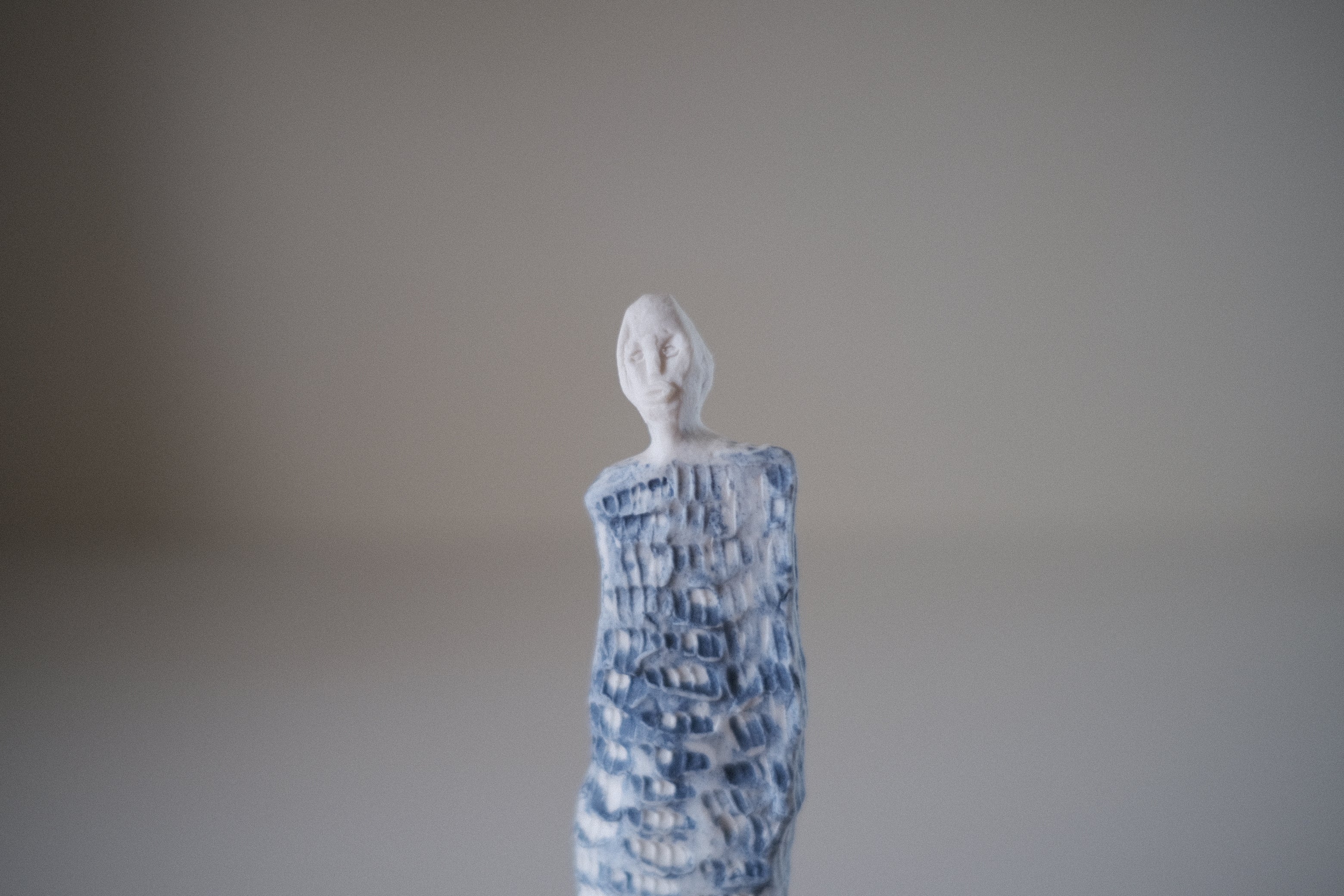 グイド・デ・ザン|青い記憶の人影 ― 静寂のなかに響く、遠い日の旋律