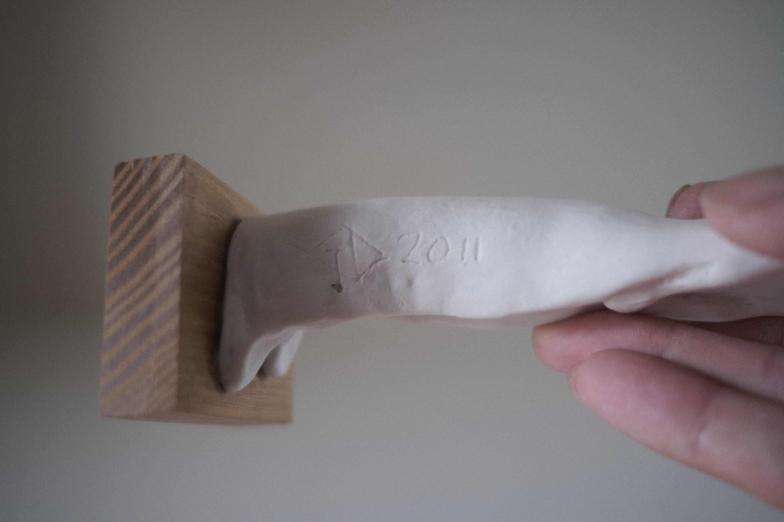 グイド・デ・ザン|人物像シリーズ おどけた表情の小さな彫刻/ミラノ生まれの静謐な存在感