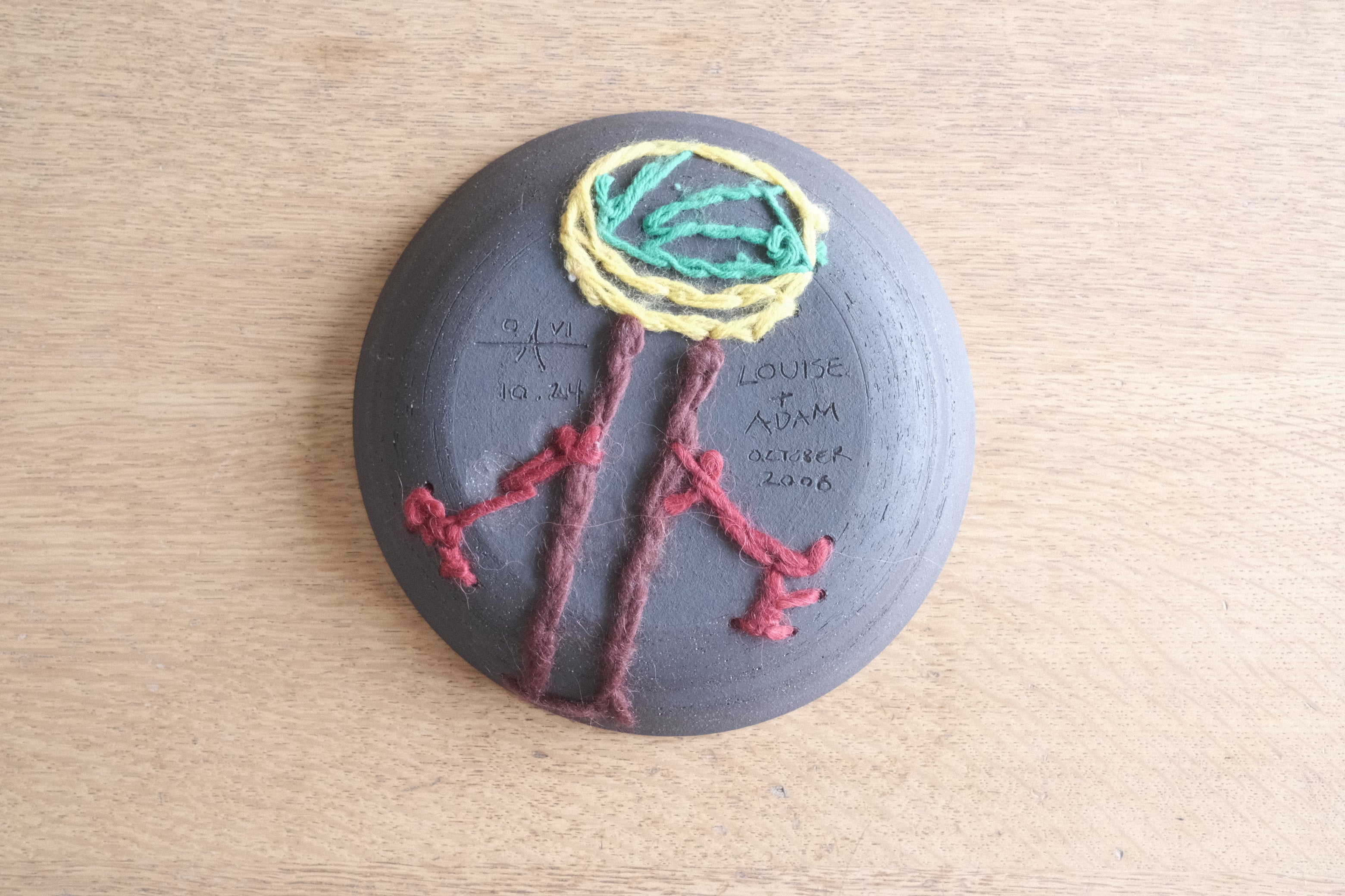 アダム・シルヴァーマン × ルイーズ・ボネット|刺繍が施された陶芸アートピース「untitled」2006年制作