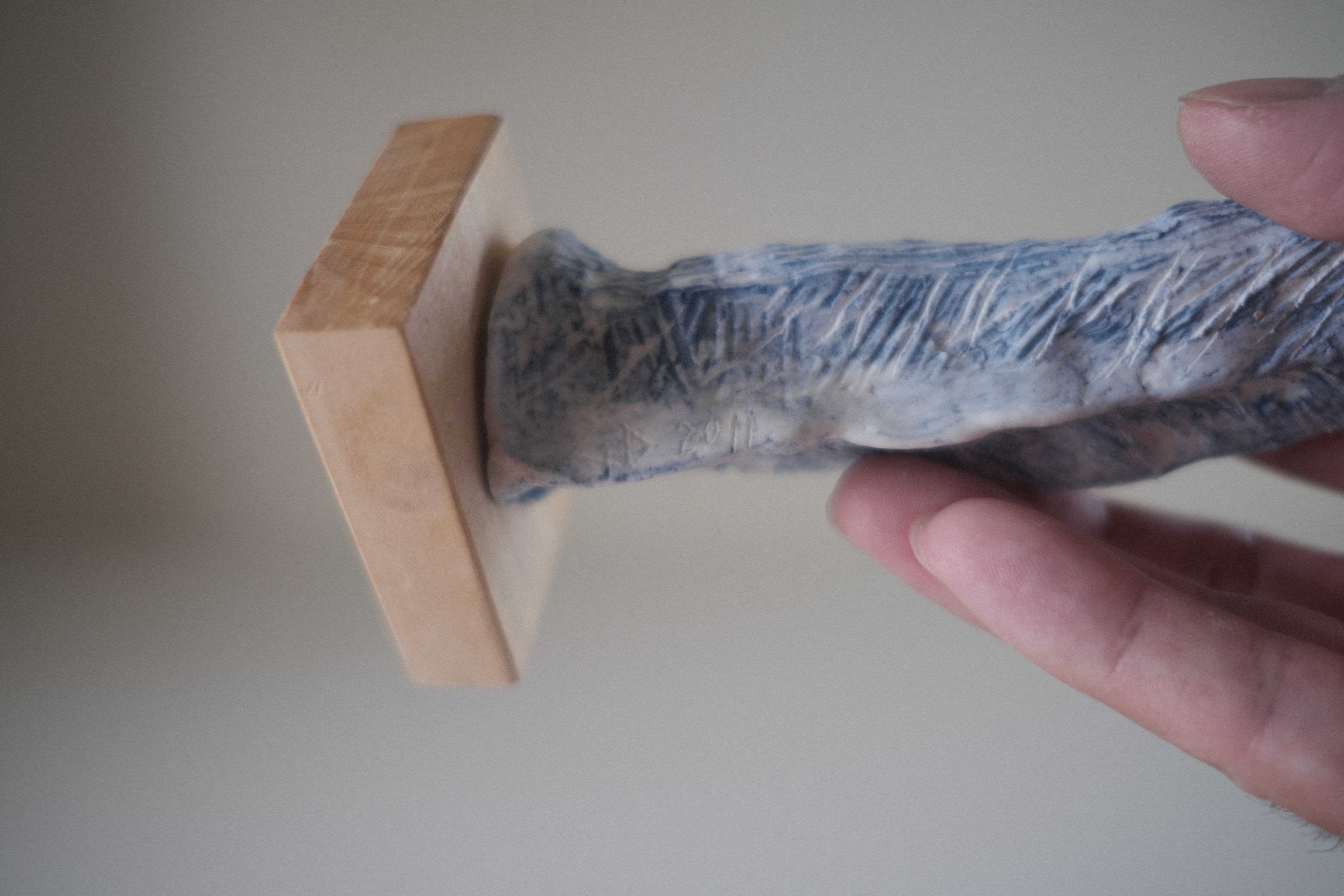 グイド・デ・ザン|青い記憶の人影 ― 静寂のなかに響く、遠い日の旋律