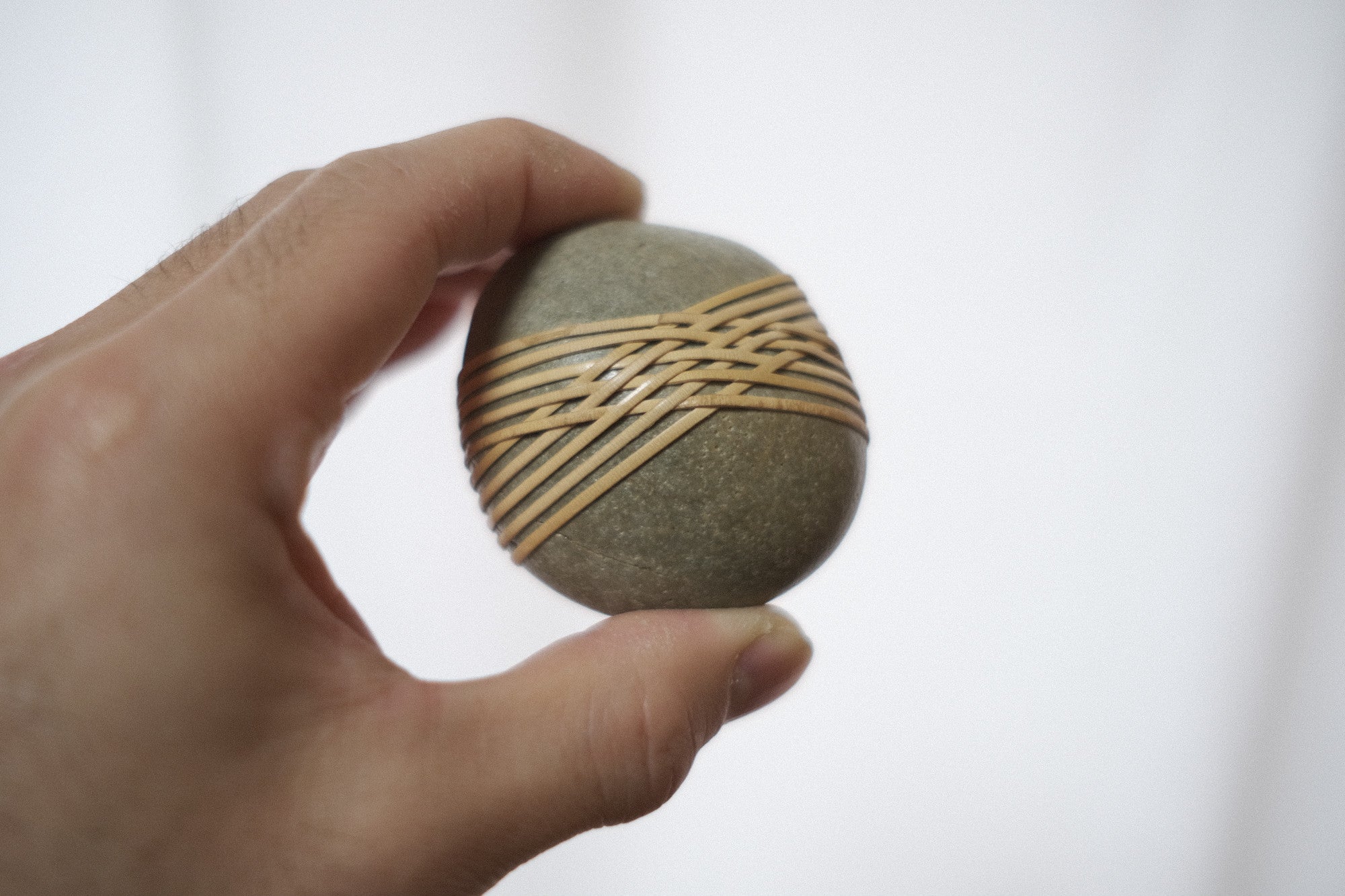 Shizu Designs 石のオブジェ 2(M)|日本の結び × 自然石|バークレー発の静謐な造形