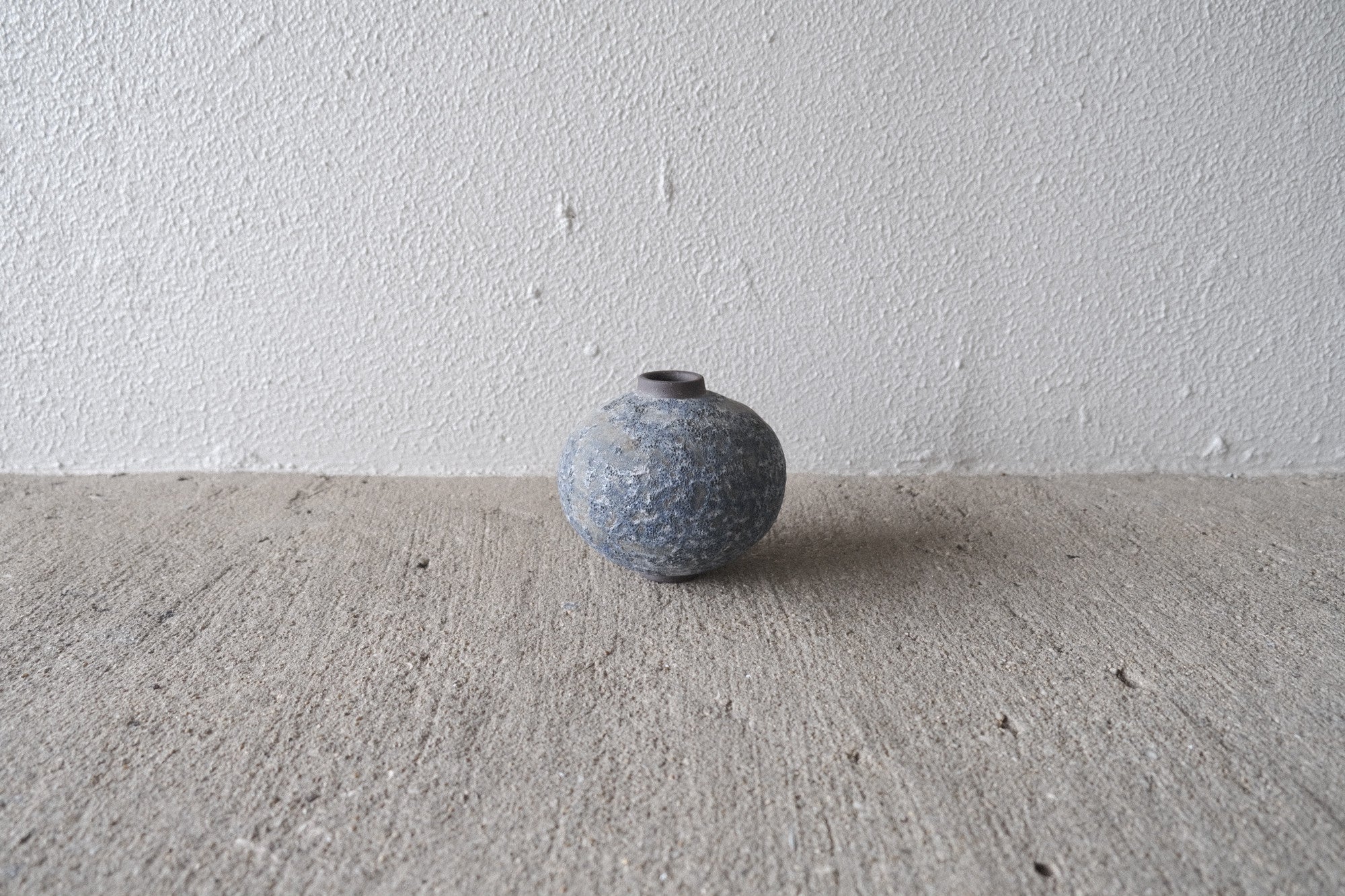 Adam Silverman 陶芸作品《untitled》|月面のような釉薬表情と自由な造形