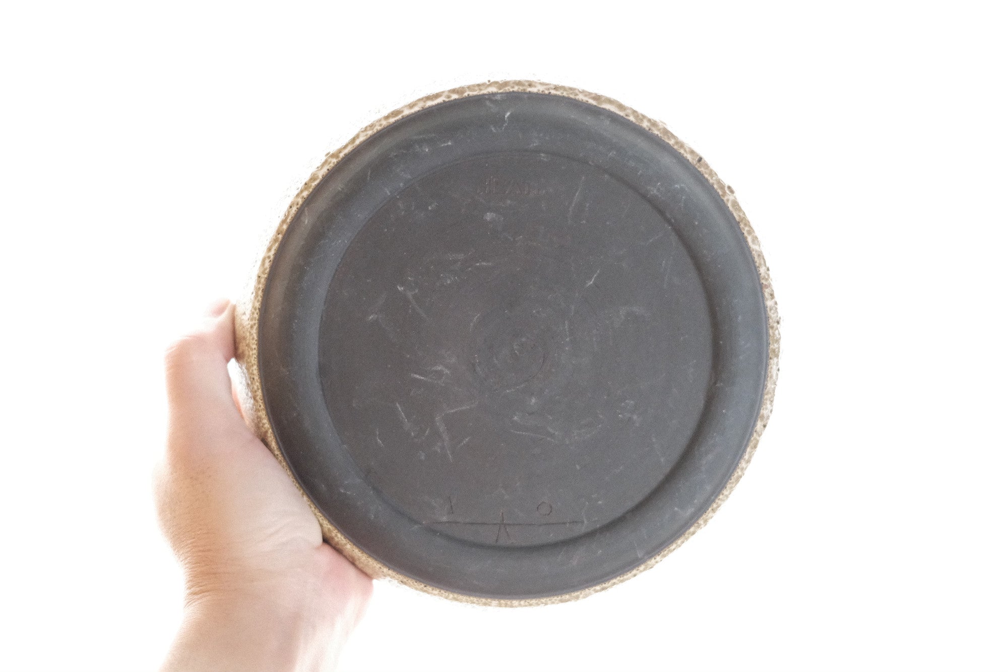 Adam Silverman 陶芸作品《untitled》|直径22cm・月面のような釉薬表情