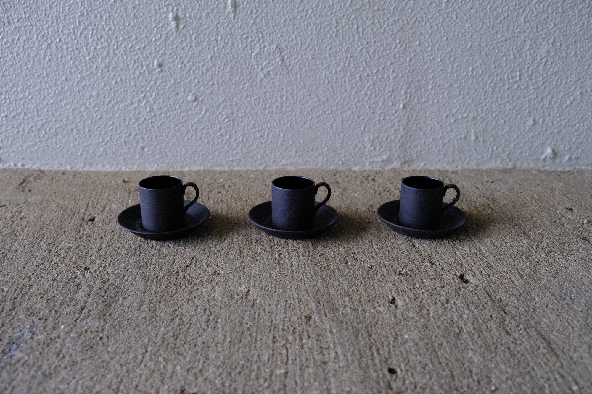 【3客セット】WEDGWOOD ブラックバサルト デミタスカップ&ソーサー|永遠の黒が描く静寂の美