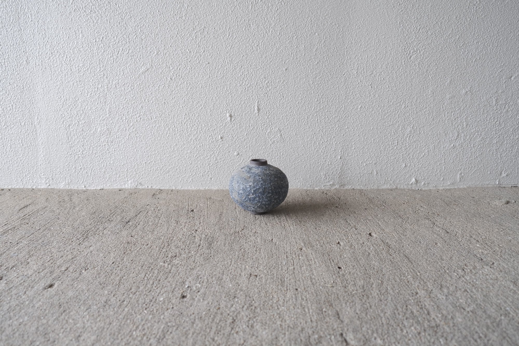 Adam Silverman 陶芸作品《untitled》|月面のような釉薬表情と自由な造形