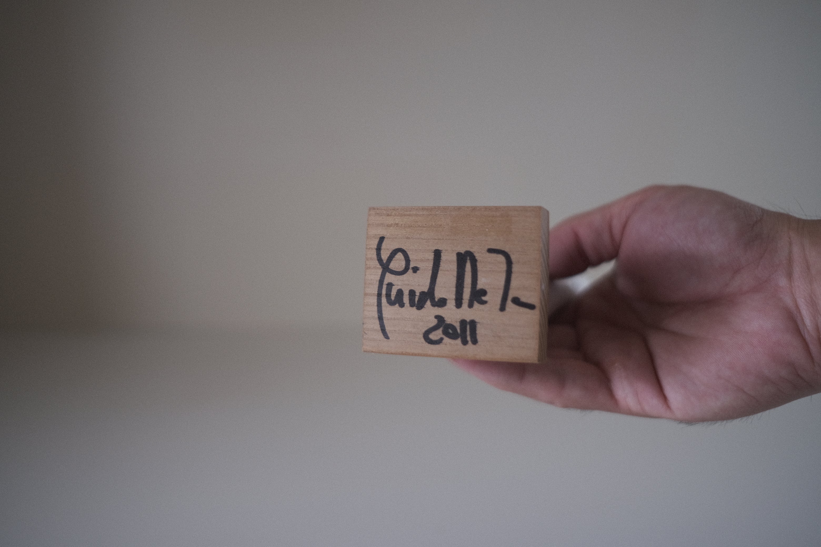 グイド・デ・ザン|人物像シリーズ おどけた表情の小さな彫刻/ミラノ生まれの静謐な存在感