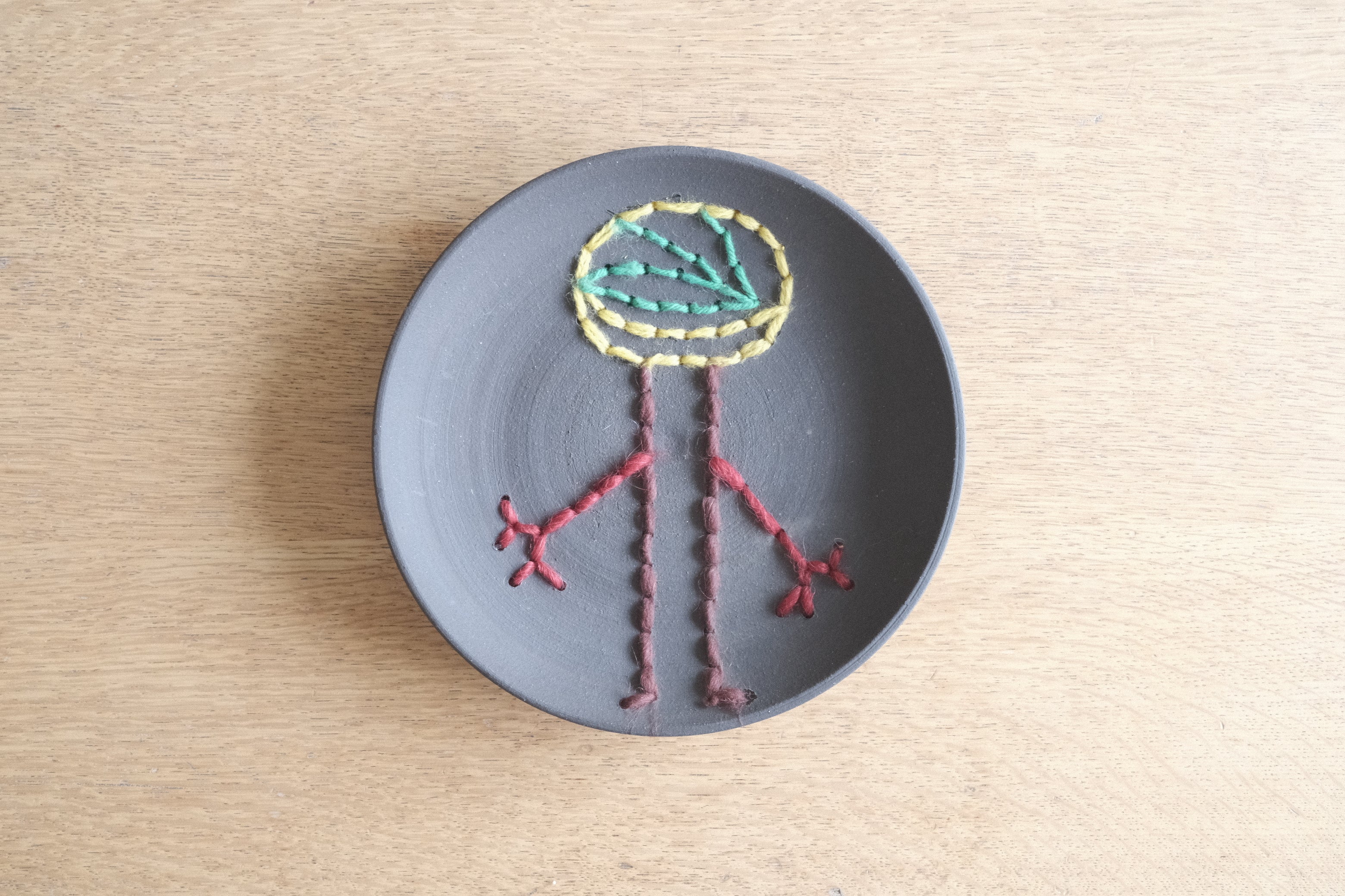 アダム・シルヴァーマン × ルイーズ・ボネット|刺繍が施された陶芸アートピース「untitled」2006年制作