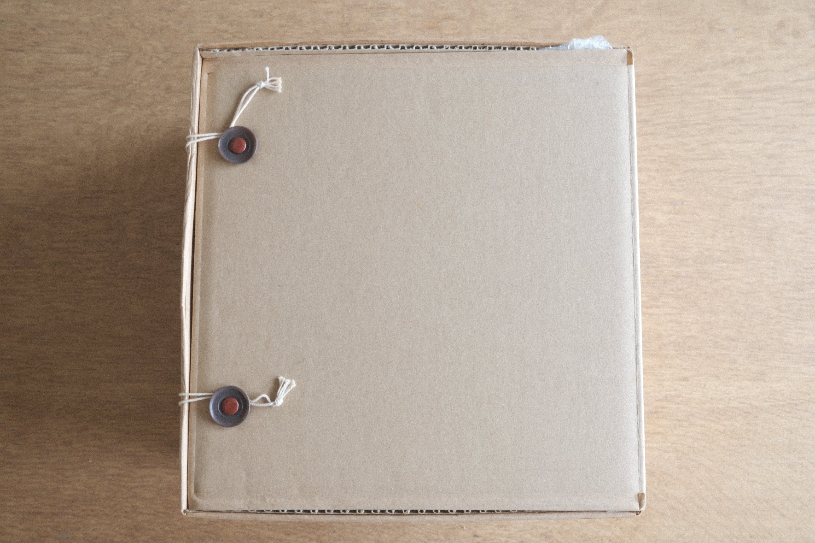 アダム・シルヴァーマン × ルイーズ・ボネット|刺繍が施された陶芸アートピース「untitled」2006年制作