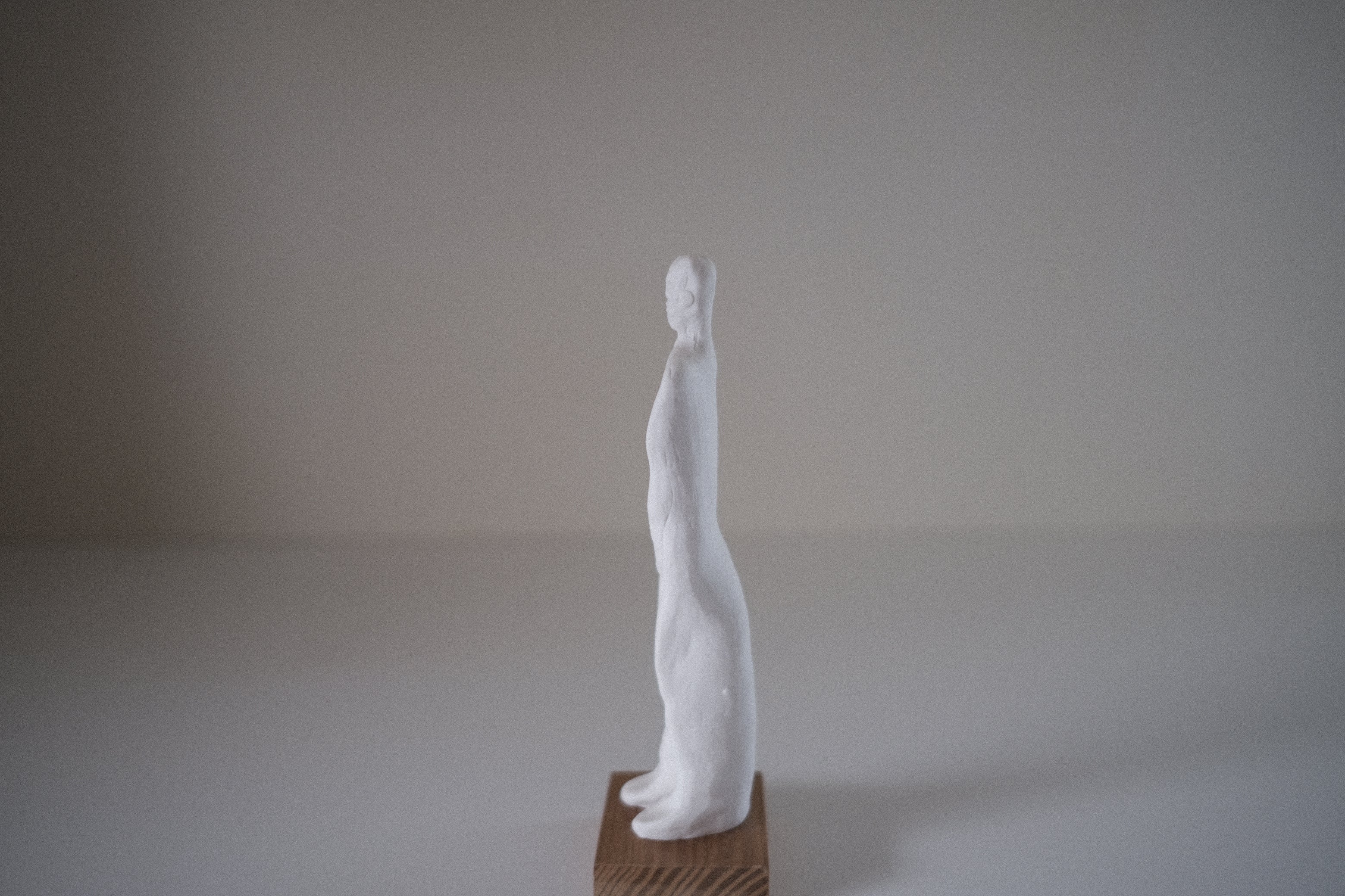 グイド・デ・ザン|人物像シリーズ おどけた表情の小さな彫刻/ミラノ生まれの静謐な存在感