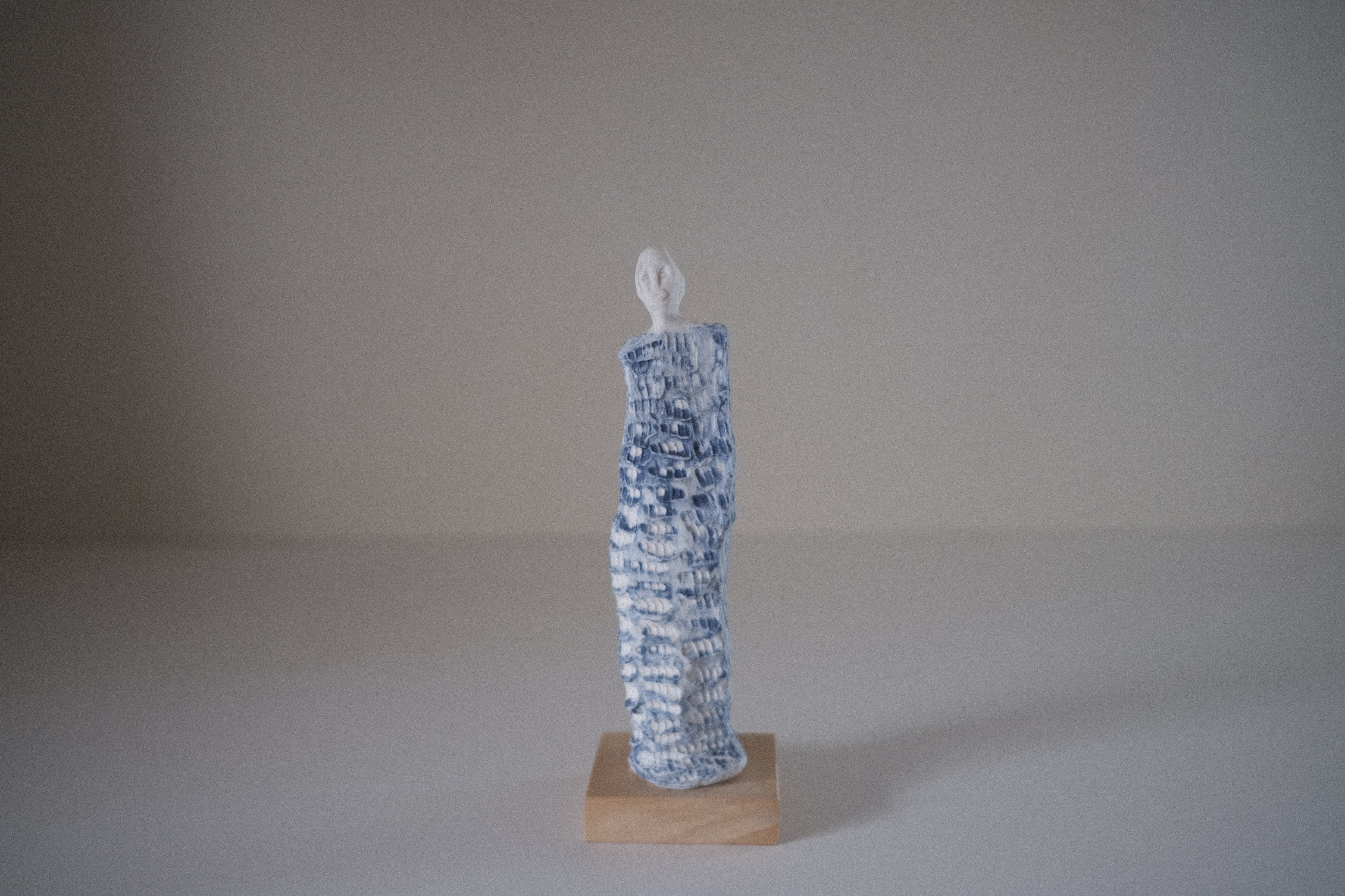 グイド・デ・ザン|青い記憶の人影 ― 静寂のなかに響く、遠い日の旋律