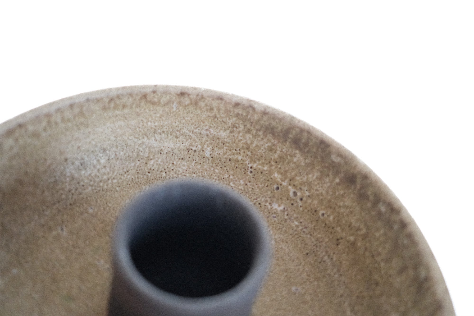 Adam Silverman 陶芸作品《untitled》|直径22cm・月面のような釉薬表情