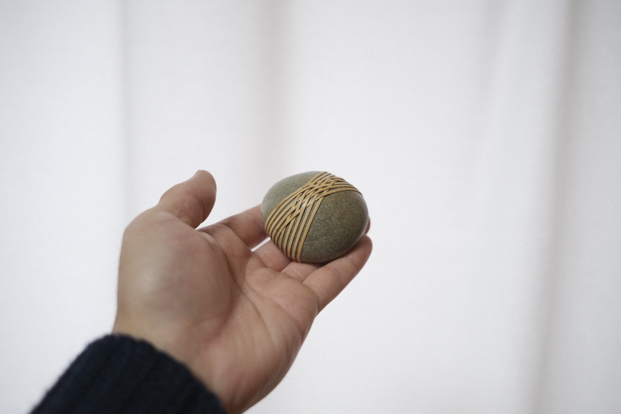 Shizu Designs 石のオブジェ 2(M)|日本の結び × 自然石|バークレー発の静謐な造形