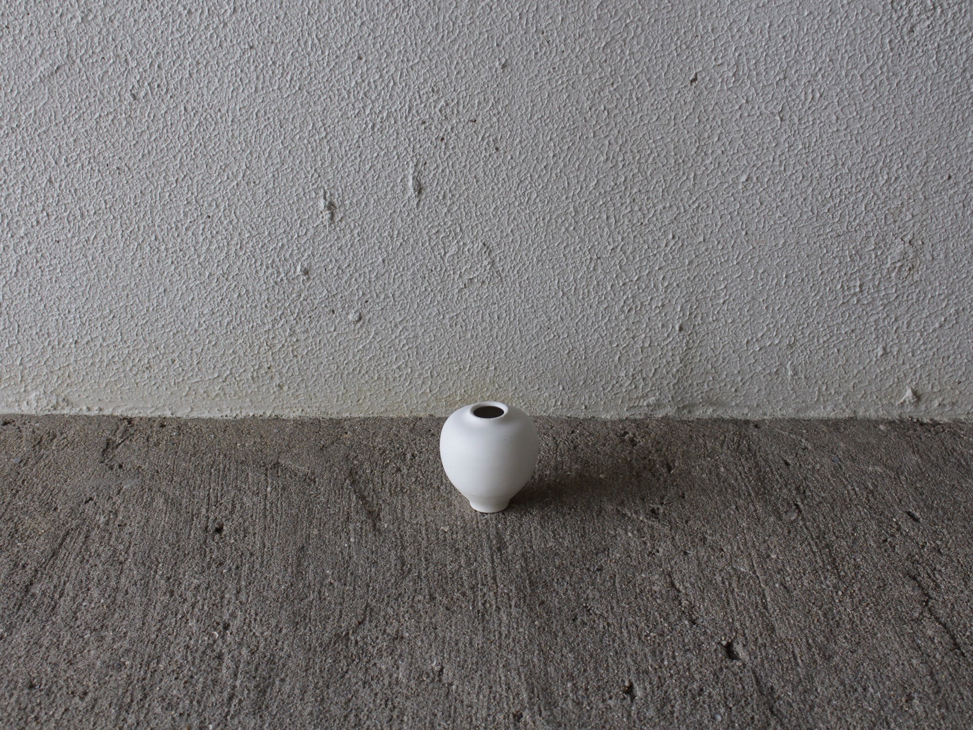 グイド・デ・ザン 花器 白磁アート作品|静謐なる佇まいに触れる