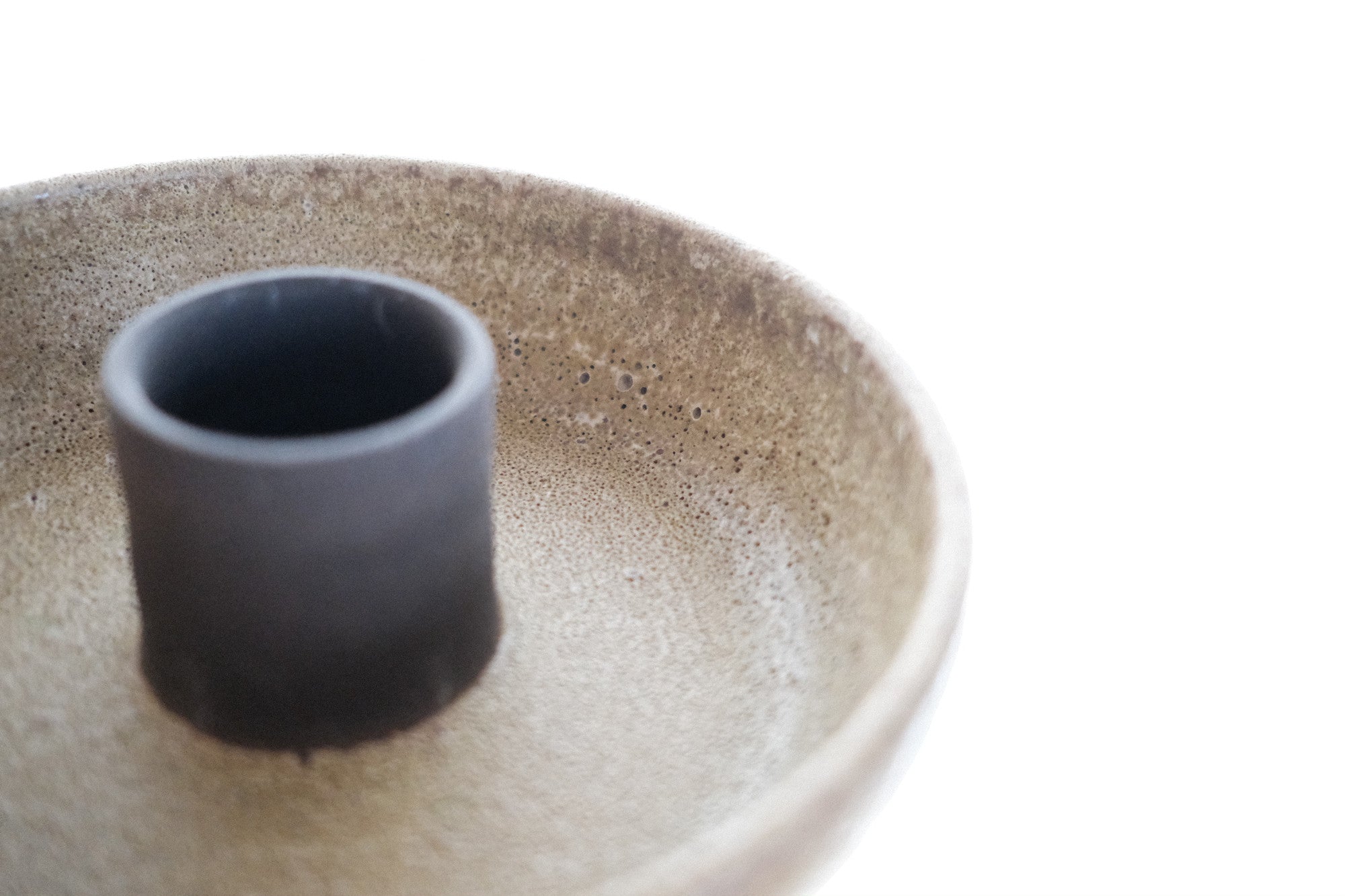 Adam Silverman 陶芸作品《untitled》|直径22cm・月面のような釉薬表情