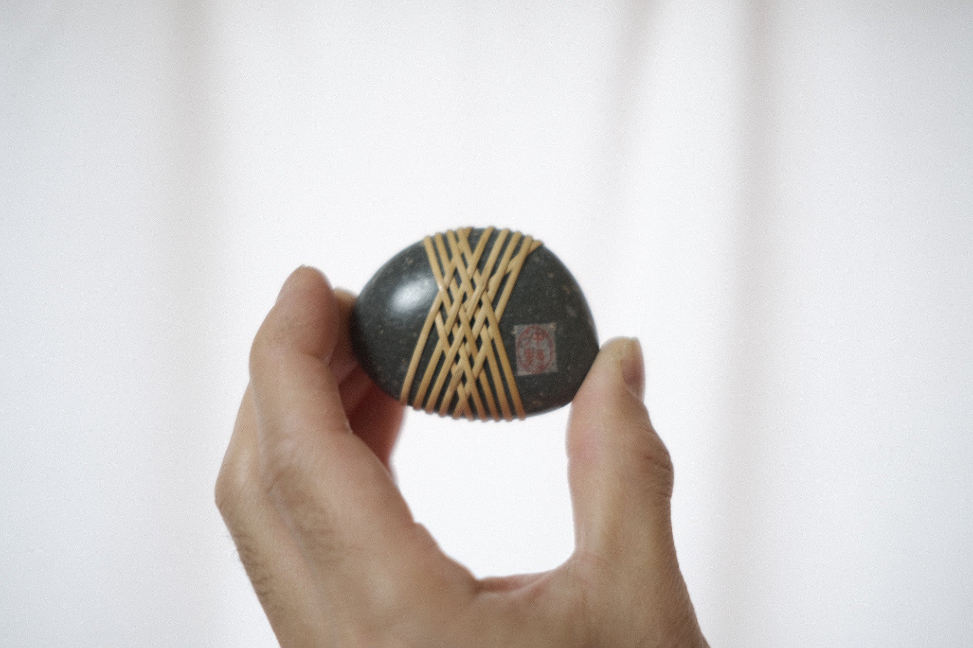 Shizu Designs 石のオブジェ(S)|籐の結び・日本の手仕事|バークレー発の静かな造形